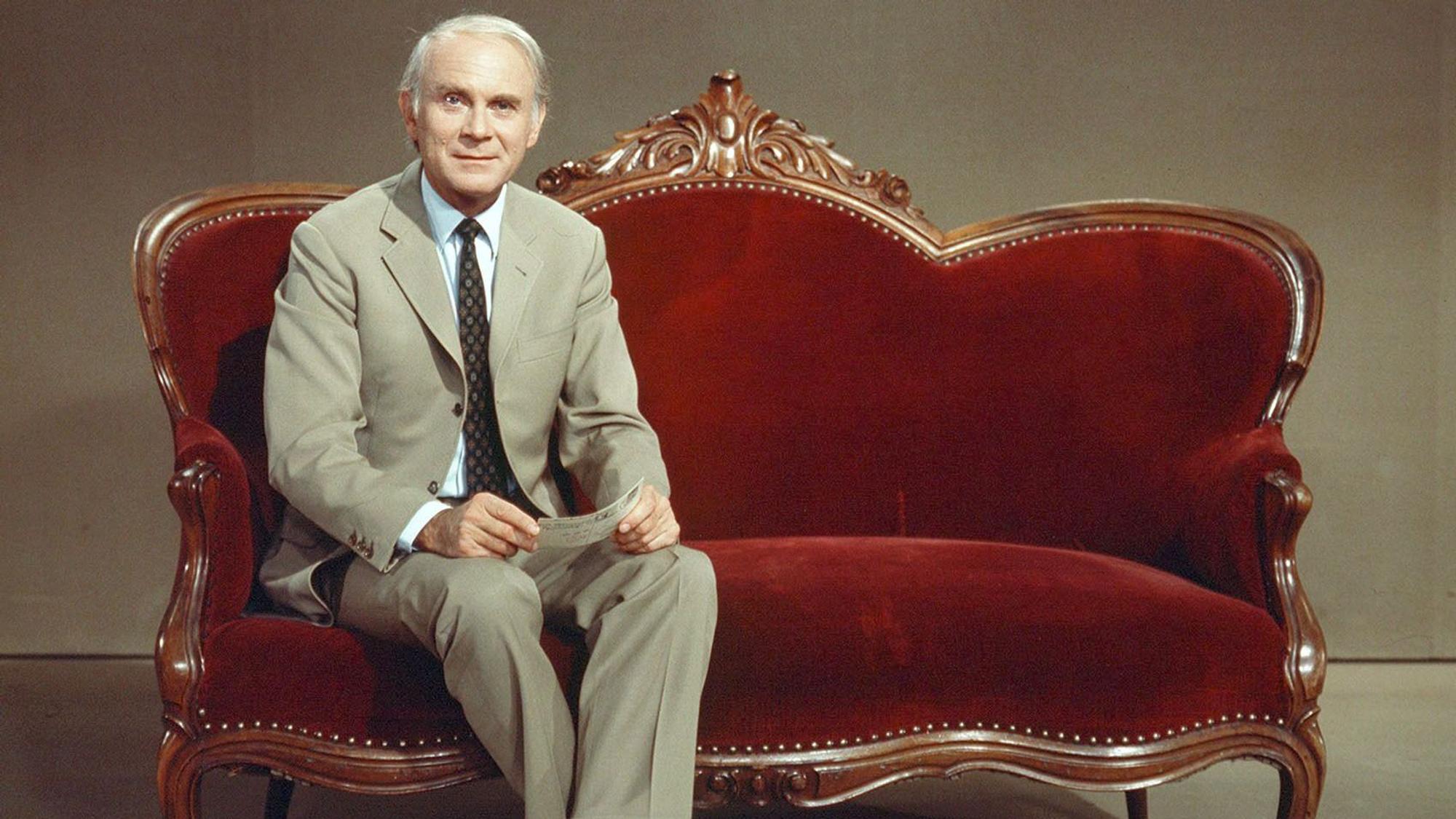Vicco von Bühlow auf seinem legendären roten Sofa.