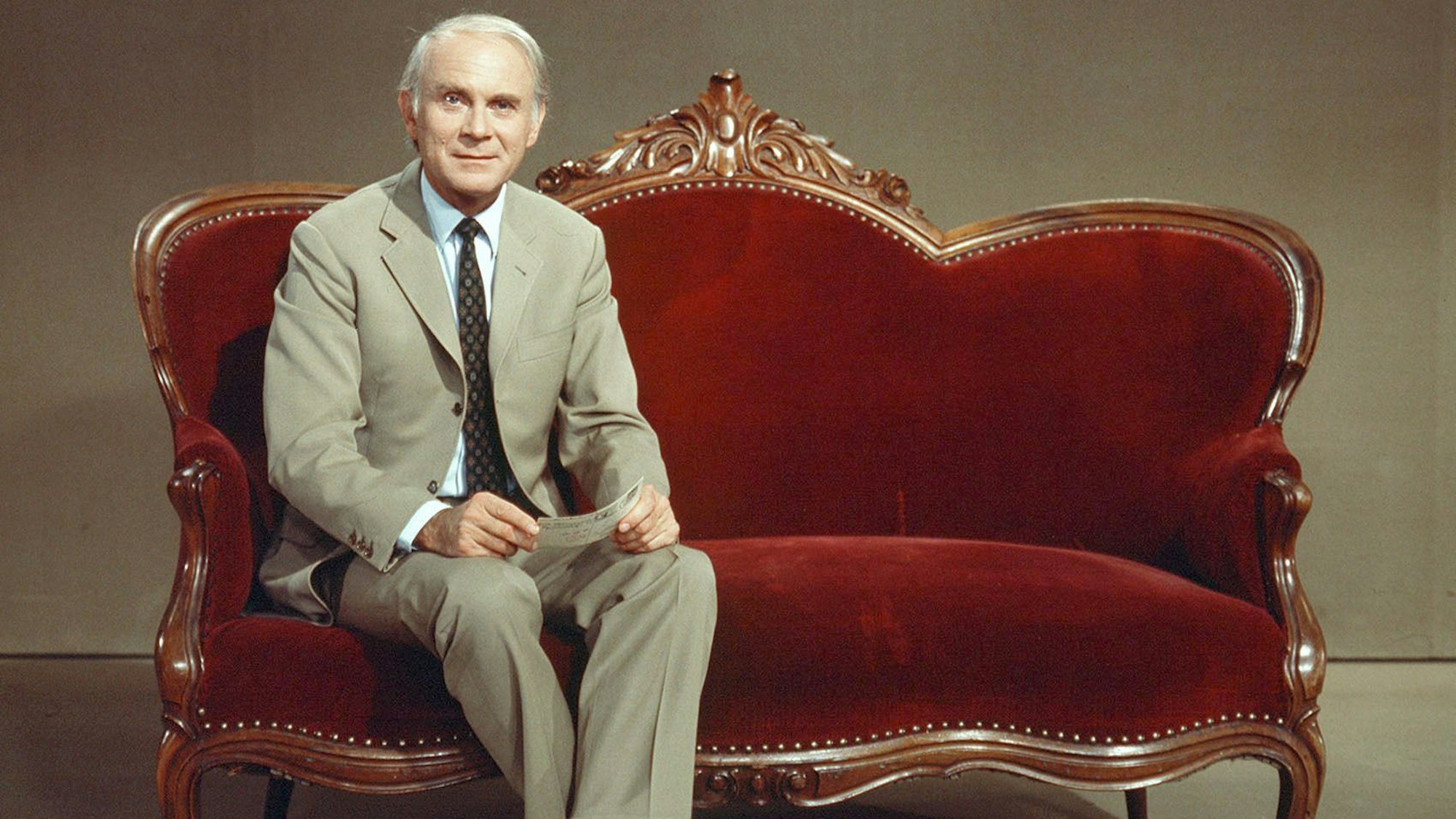 Vicco von Bühlow auf seinem legendären roten Sofa.