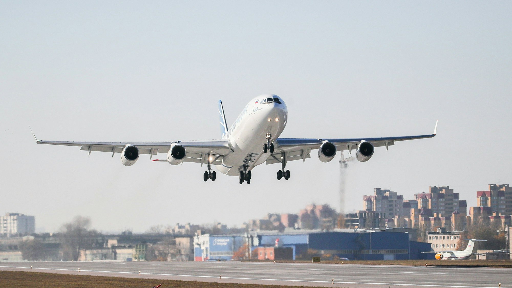 Der Prototyp der Ilyushin IL-96-400M ist erstmals erfolgreich abgehoben.