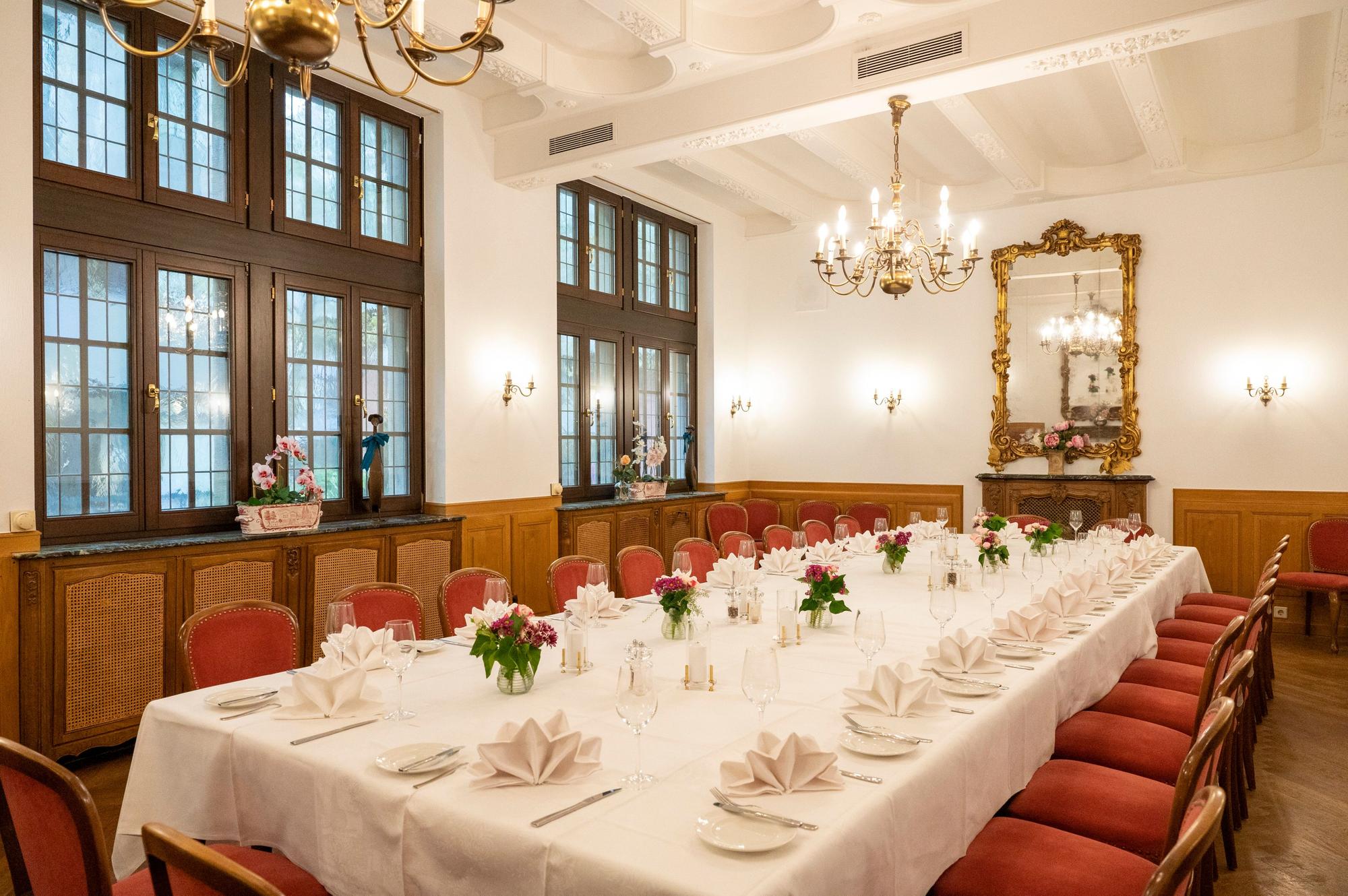 Lange Tafel im Restaurant "Em Krützche" in der Kölner Altstadt.