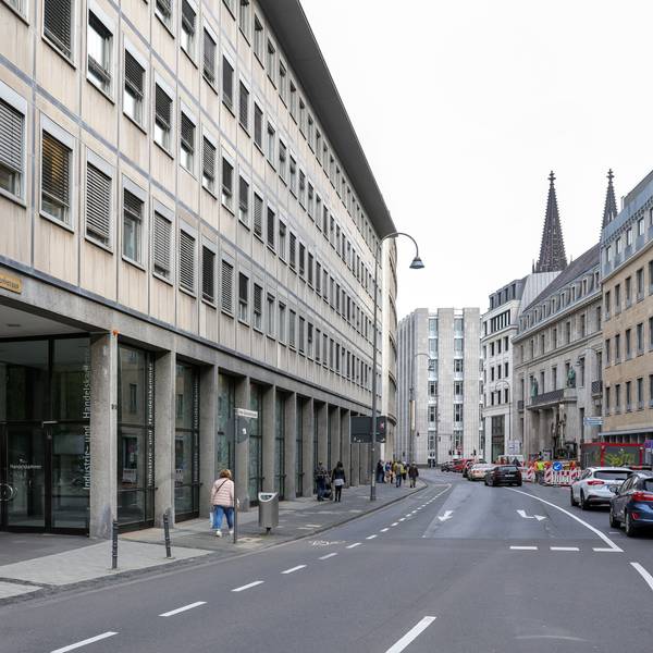04.10.2023, Köln: Außenansichten des Commerzbankgebäudes an der Kreuzung Unter Sachsenhausen/ Tunisstraße und dem Gebäude der IHK Köln.
Das Gebäude soll für mehrere Jahre Ausweichquartier der IHK Köln werden, während das IHK-Gebäude saniert wird.
Foto: Michael Bause