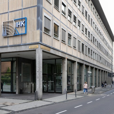 04.10.2023, Köln: Außenansichten des Commerzbankgebäudes an der Kreuzung Unter Sachsenhausen/ Tunisstraße und dem Gebäude der IHK Köln.
Das Gebäude soll für mehrere Jahre Ausweichquartier der IHK Köln werden, während das IHK-Gebäude saniert wird.
Foto: Michael Bause