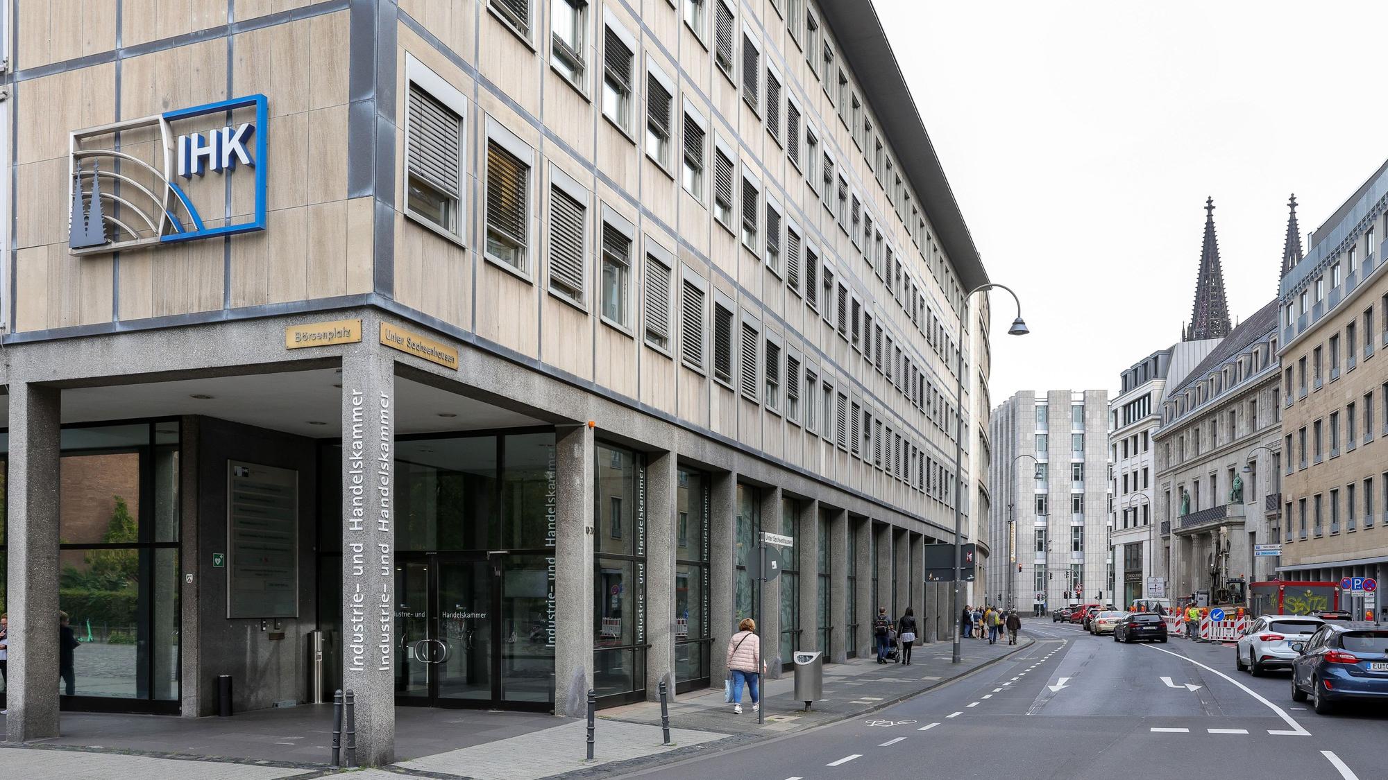 04.10.2023, Köln: Außenansichten des Commerzbankgebäudes an der Kreuzung Unter Sachsenhausen/ Tunisstraße und dem Gebäude der IHK Köln.
Das Gebäude soll für mehrere Jahre Ausweichquartier der IHK Köln werden, während das IHK-Gebäude saniert wird.
Foto: Michael Bause