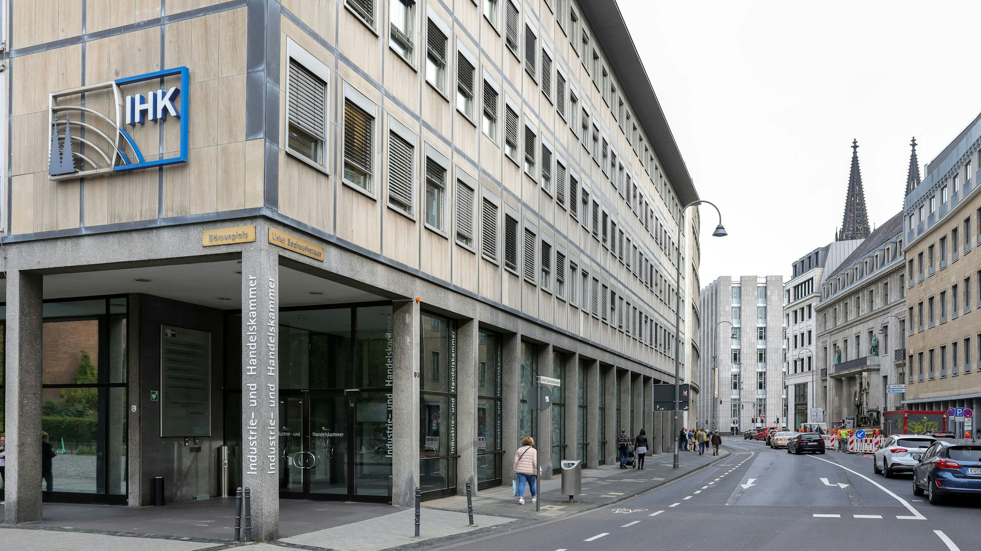 04.10.2023, Köln: Außenansichten des Commerzbankgebäudes an der Kreuzung Unter Sachsenhausen/ Tunisstraße und dem Gebäude der IHK Köln.
Das Gebäude soll für mehrere Jahre Ausweichquartier der IHK Köln werden, während das IHK-Gebäude saniert wird.
Foto: Michael Bause