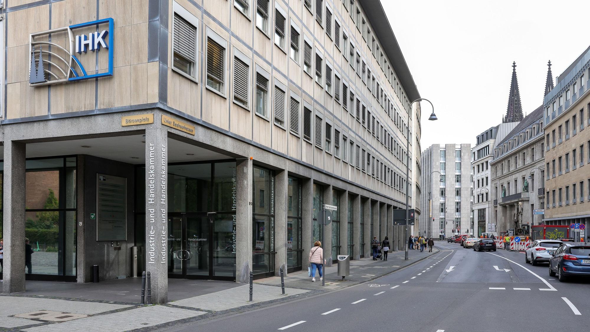 04.10.2023, Köln: Außenansichten des Commerzbankgebäudes an der Kreuzung Unter Sachsenhausen/ Tunisstraße und dem Gebäude der IHK Köln.
Das Gebäude soll für mehrere Jahre Ausweichquartier der IHK Köln werden, während das IHK-Gebäude saniert wird.
Foto: Michael Bause