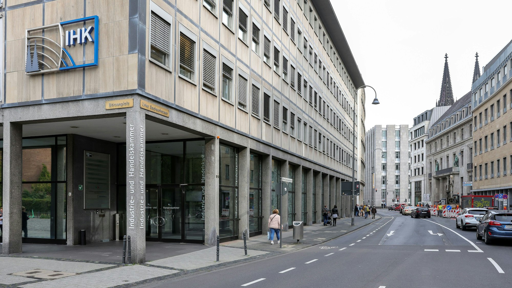 04.10.2023, Köln: Außenansichten des Commerzbankgebäudes an der Kreuzung Unter Sachsenhausen/ Tunisstraße und dem Gebäude der IHK Köln.
Das Gebäude soll für mehrere Jahre Ausweichquartier der IHK Köln werden, während das IHK-Gebäude saniert wird.
Foto: Michael Bause