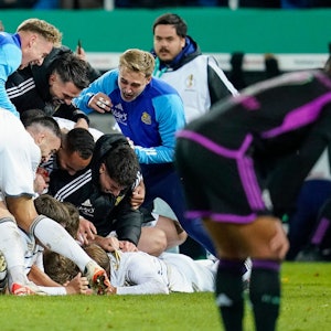 Die Sensation ist geschafft: Die Spieler des Drittligisten 1. FC Saarbrücken bejubeln nach Abpfiff das „Pokalwunder“.