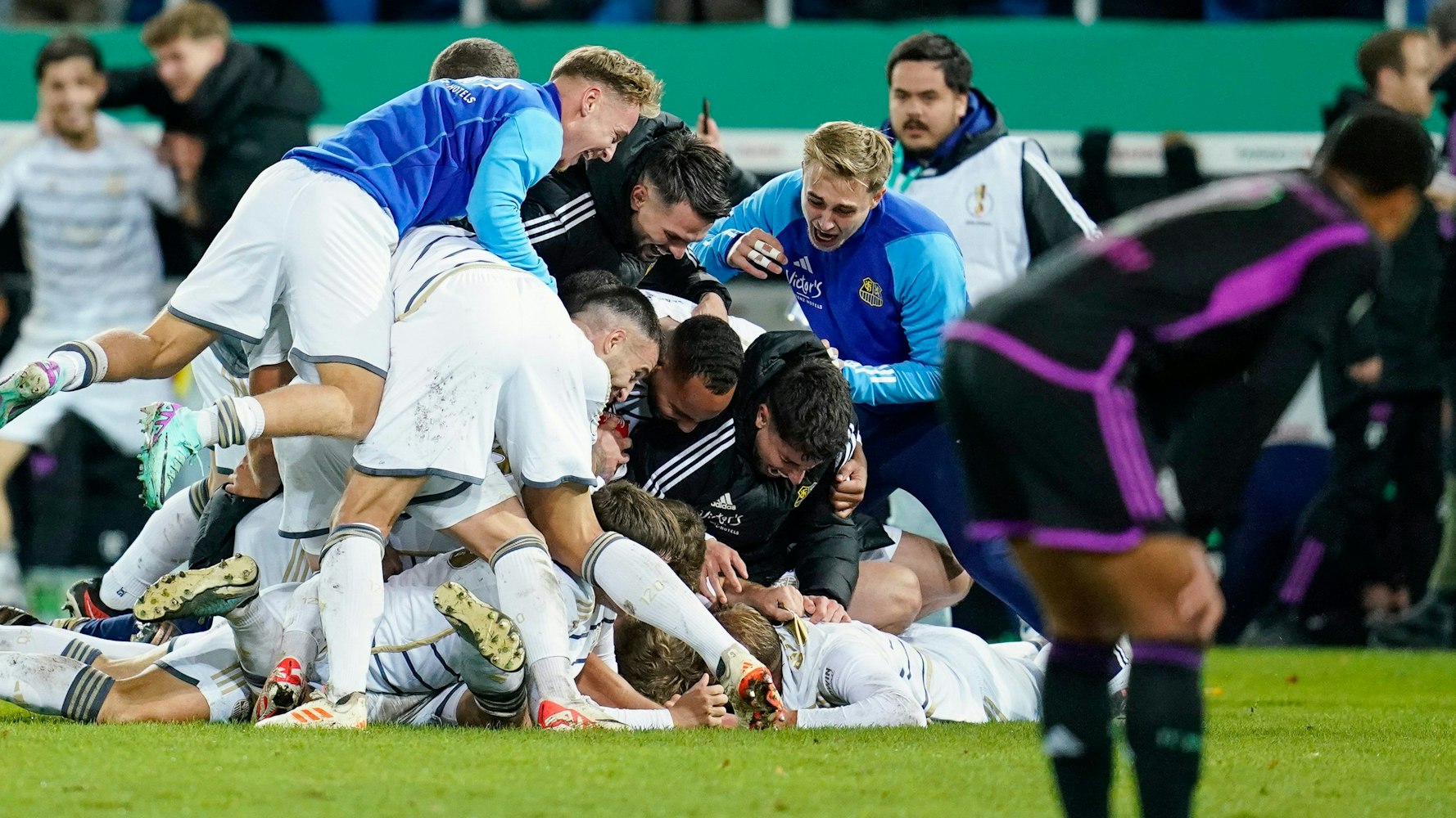 Die Sensation ist geschafft: Die Spieler des Drittligisten 1. FC Saarbrücken bejubeln nach Abpfiff das „Pokalwunder“.