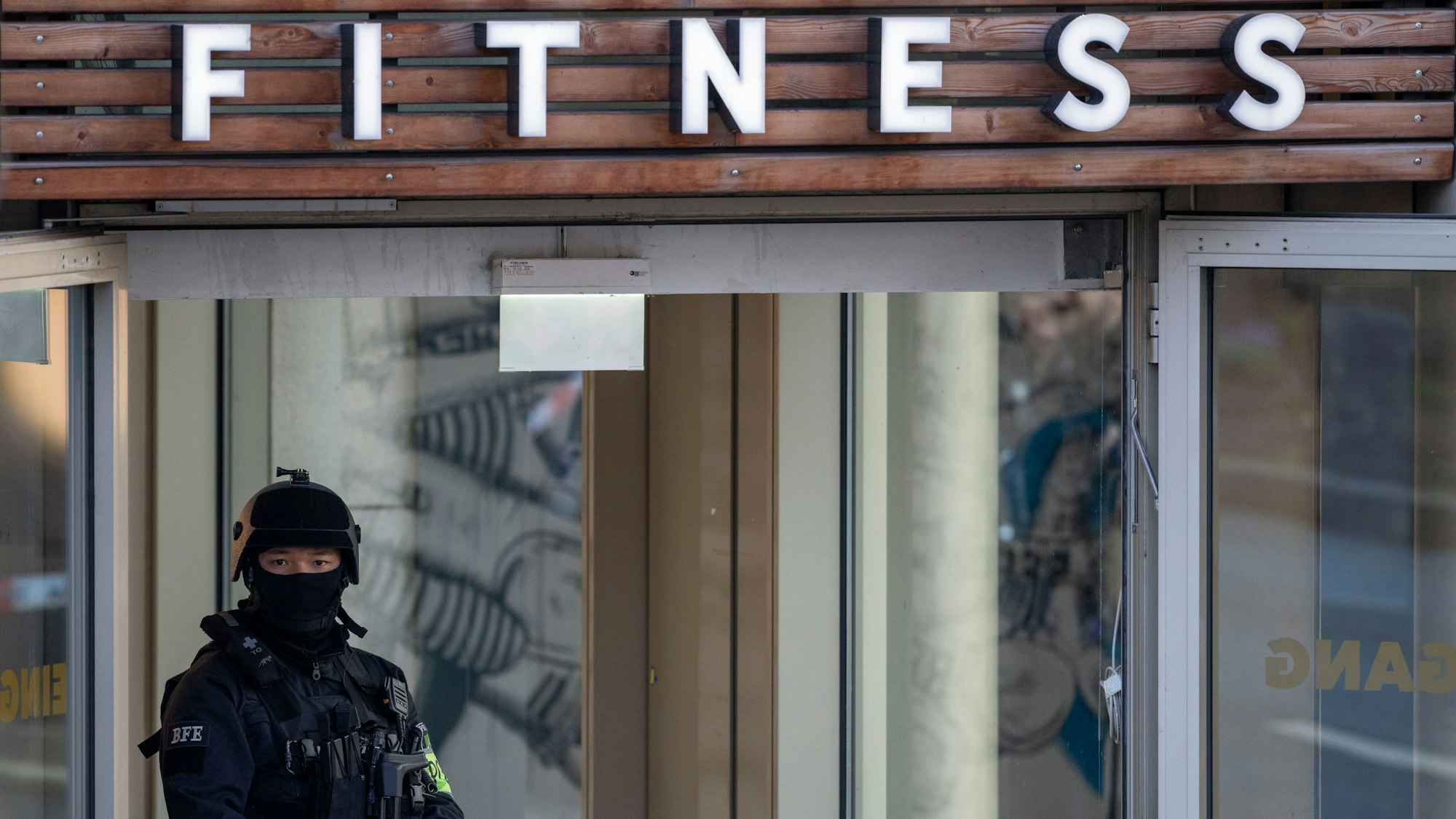 Ein Polizist ist in Duisburg im Einsatz. Bei einer Attacke in einem Fitnessstudio in der Duisburger Innenstadt sind am Dienstagabend mehrere Personen schwer verletzt worden. Das teilte ein Polizeisprecher in Duisburg mit.