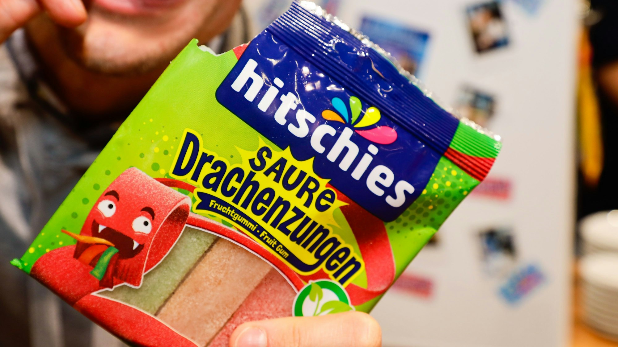 Philip Hitschler-Becker und das Produkt Saure Drachenzungen im Rahmen der ISM Messe auf dem Kölner Messegelände.