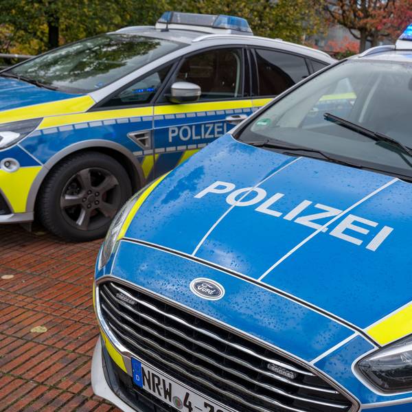 Das Foto zeigt zwei Einsatzwagen der Polizei Köln.