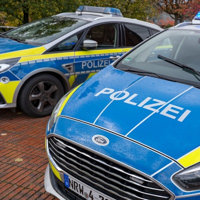 Zu sehen sind zwei Einsatzfahrzeuge der Polizei.