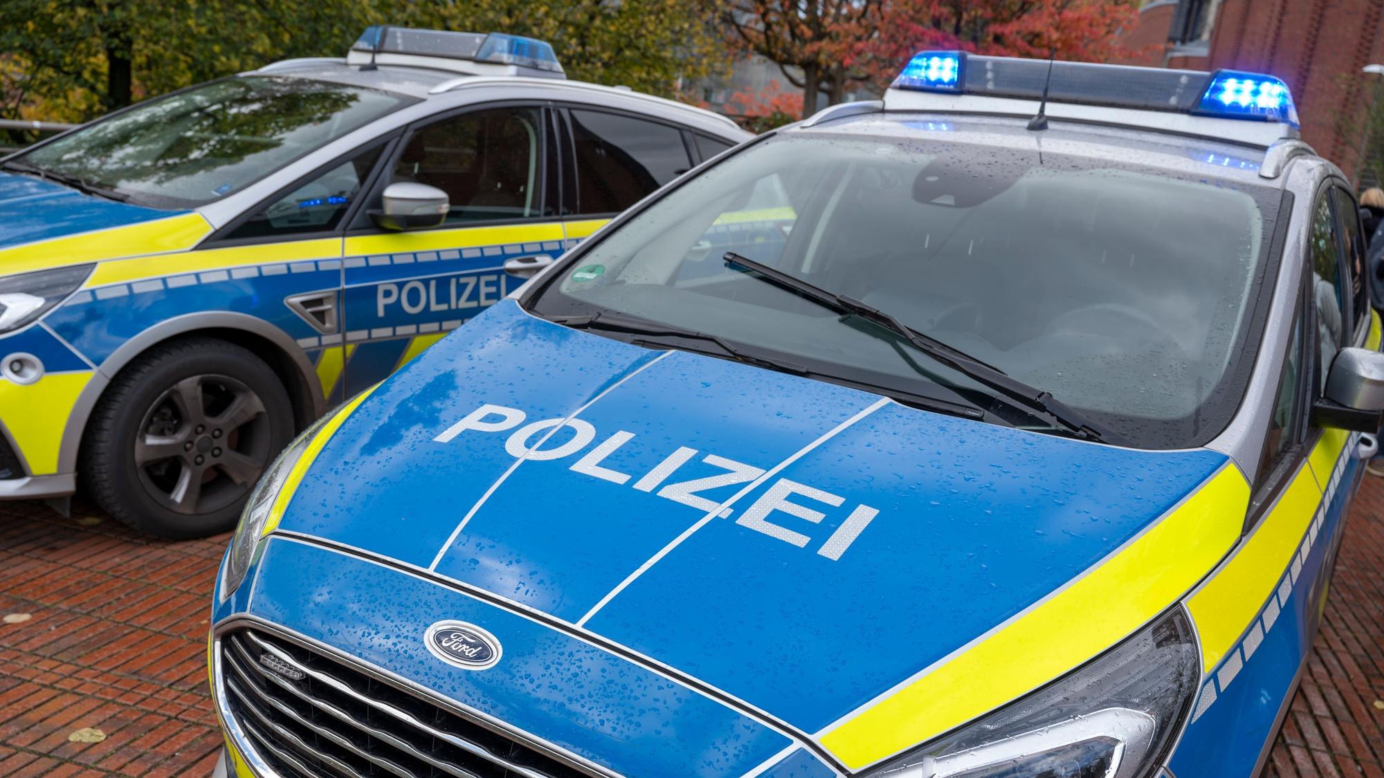 Zu sehen sind zwei Fahrzeuge der Polizei.