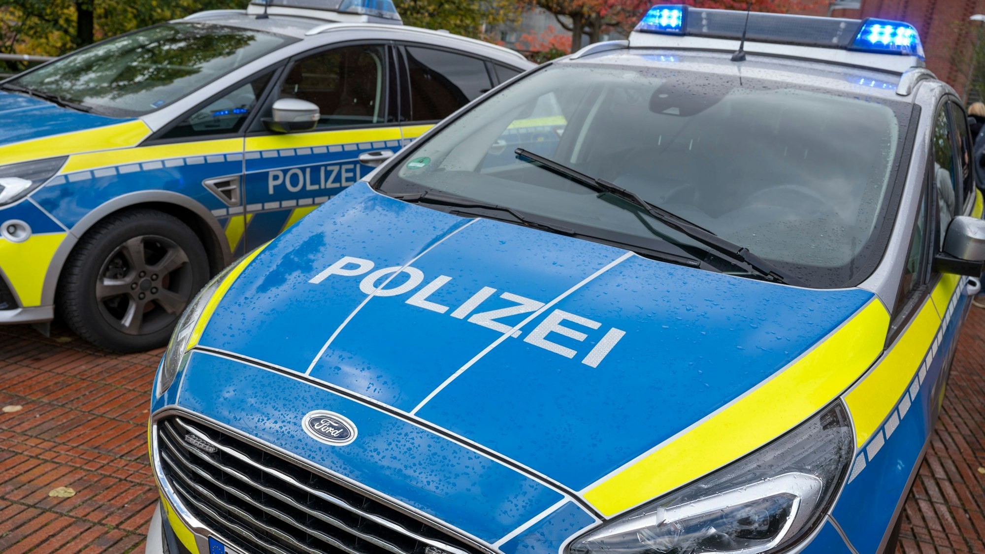 Zu sehen sind zwei Fahrzeuge der Polizei.