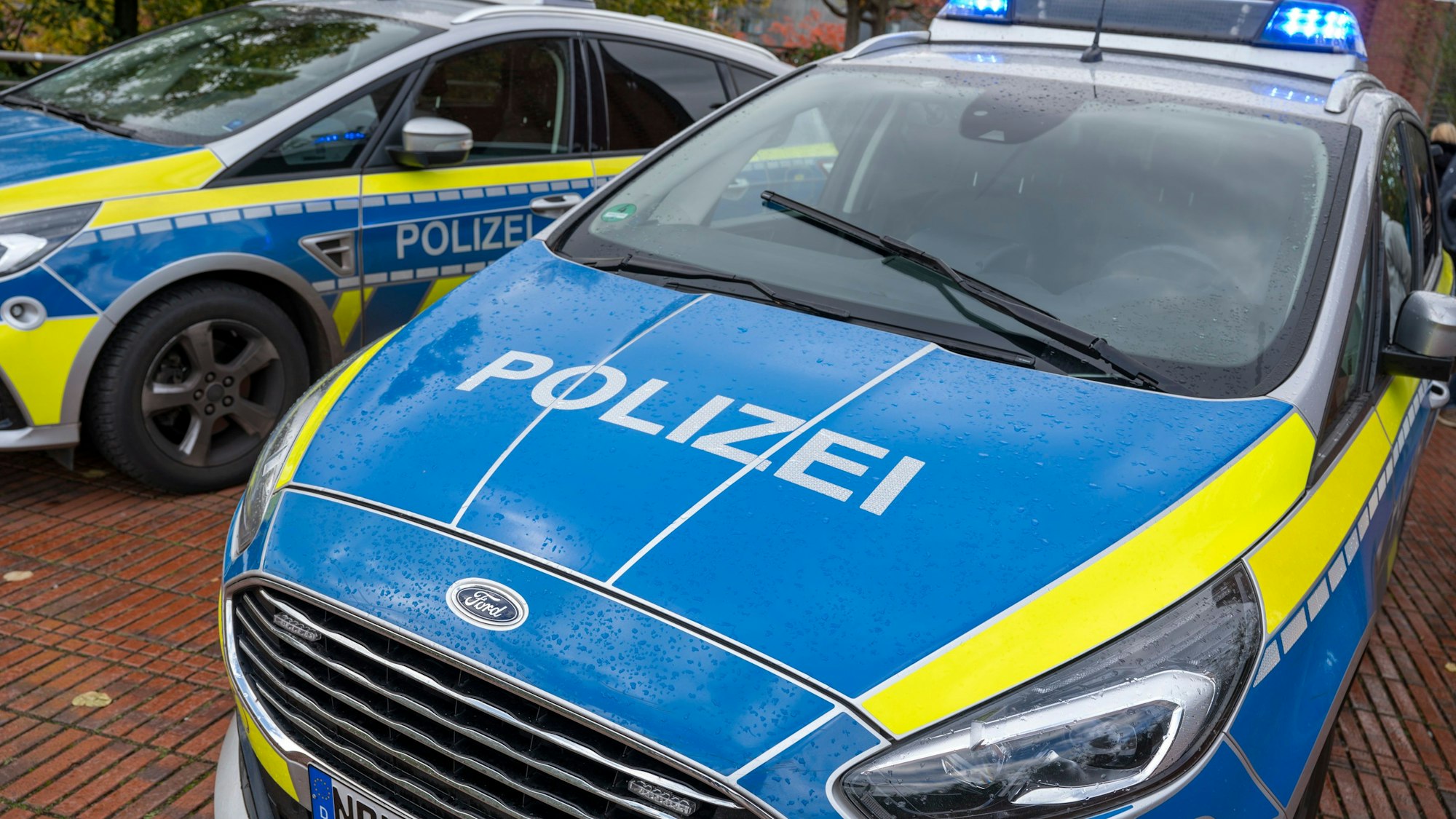 Das Foto zeigt zwei Einsatzfahrzeuge der Polizei Köln.