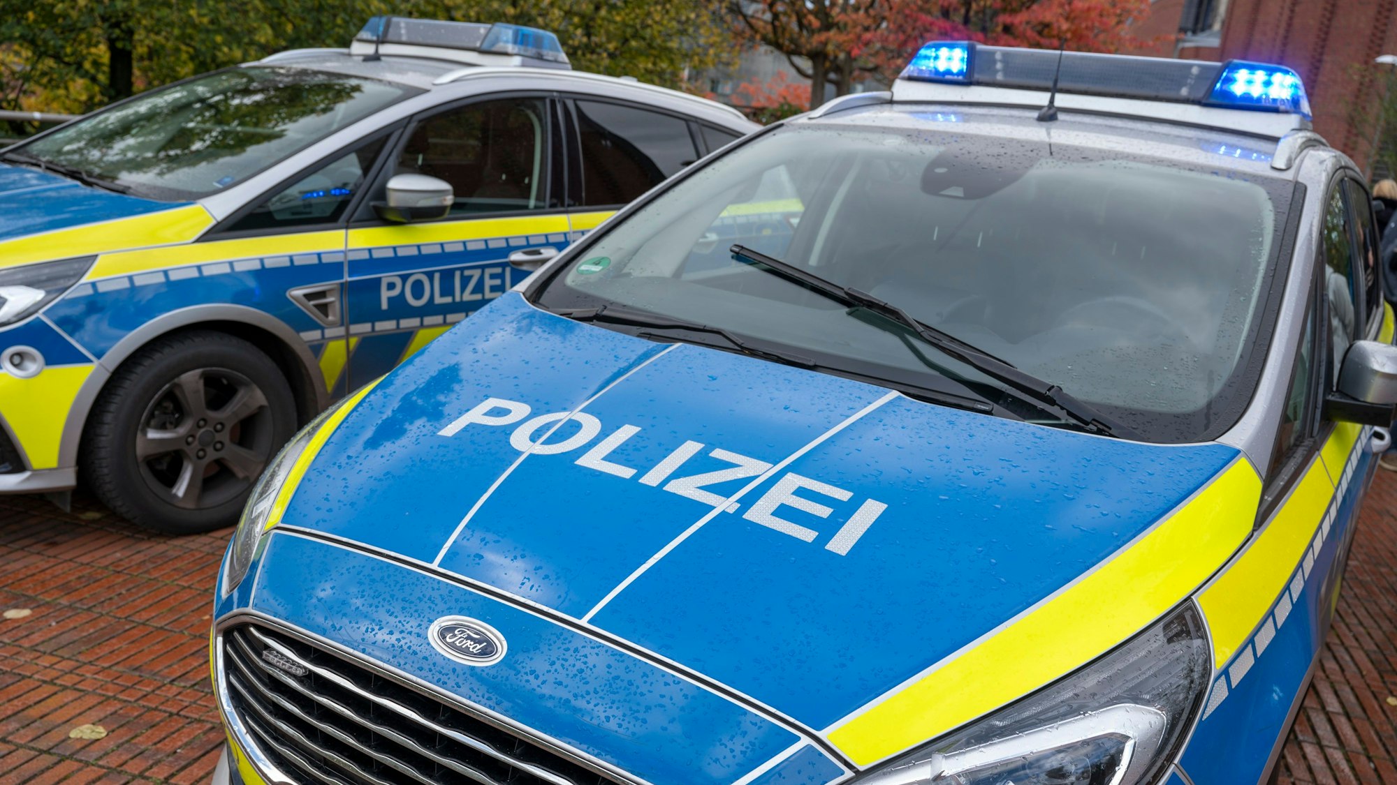 Das Foto zeigt zwei Einsatzwagen der Polizei Köln.