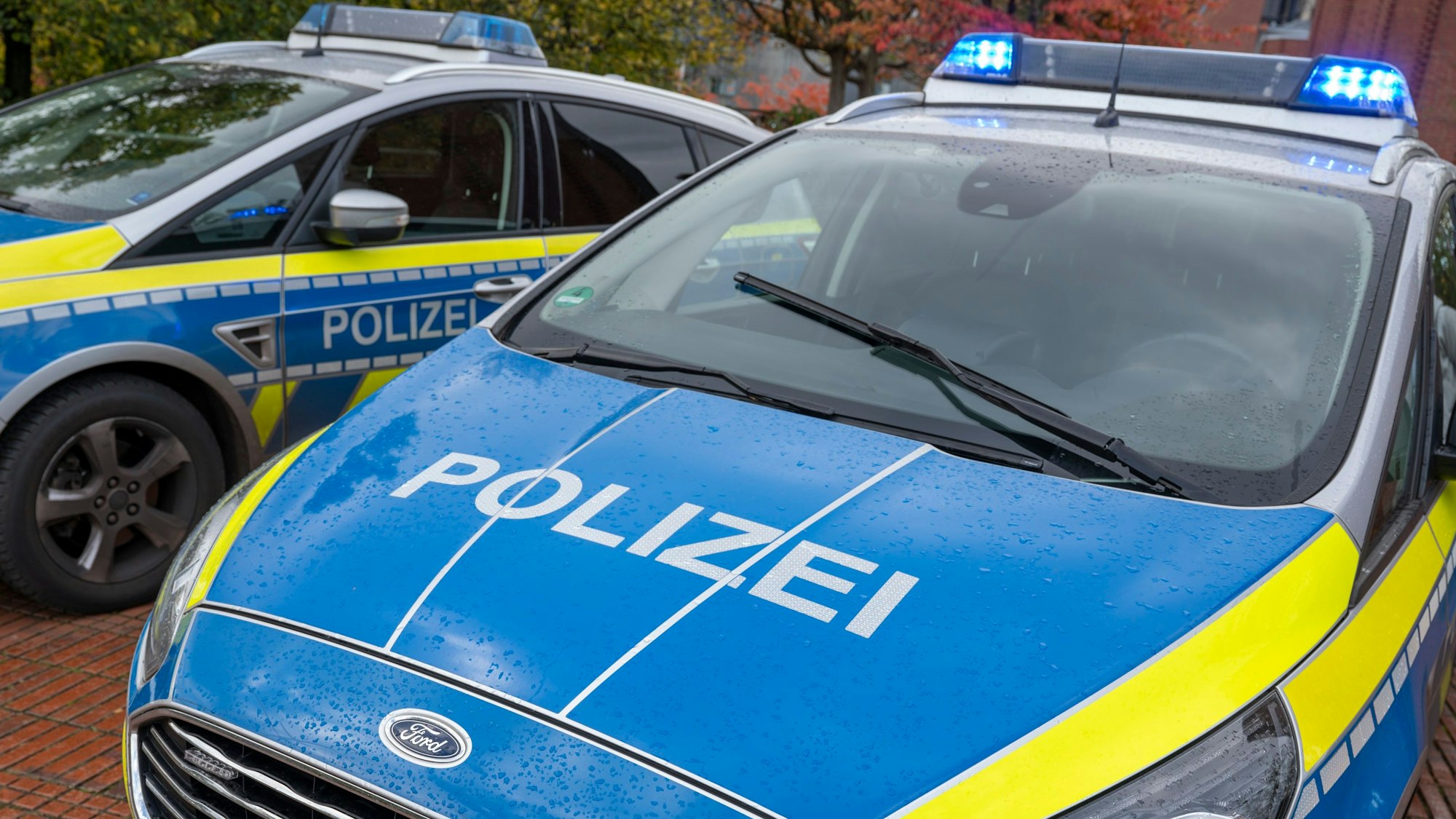 Zu sehen sind zwei Einsatzfahrzeuge der Kölner Polizei.