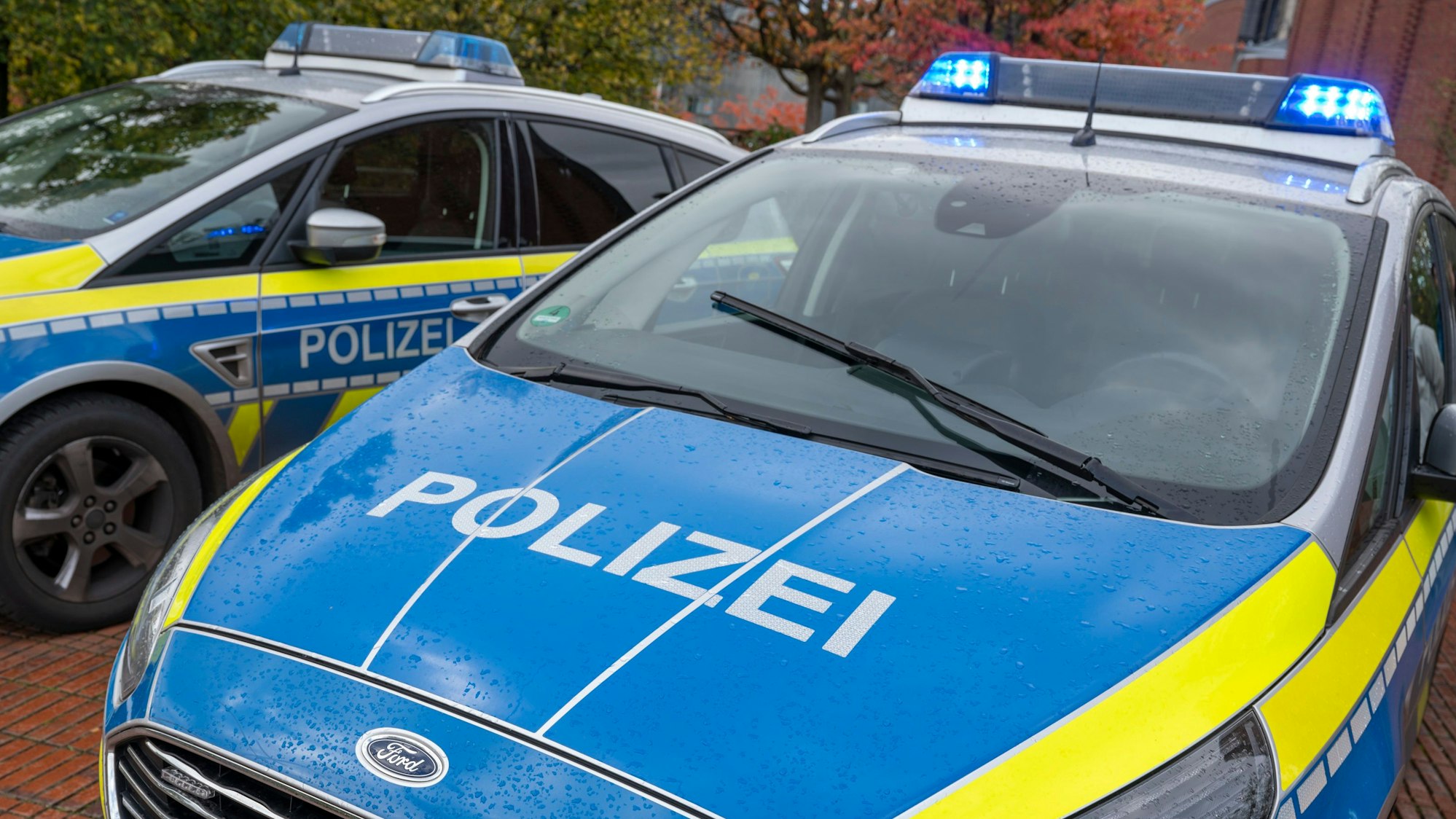 Zu sehen sind zwei Fahrzeuge der Kölner Polizei, die nebeneinander stehen.