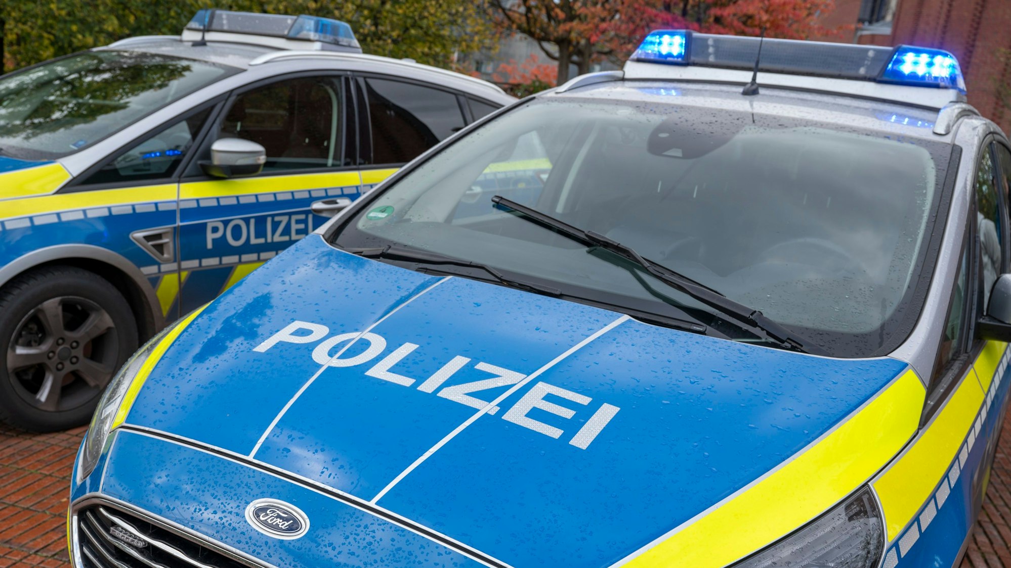 Zu sehen sind zwei Einsatzfahrzeuge der Kölner Polizei.