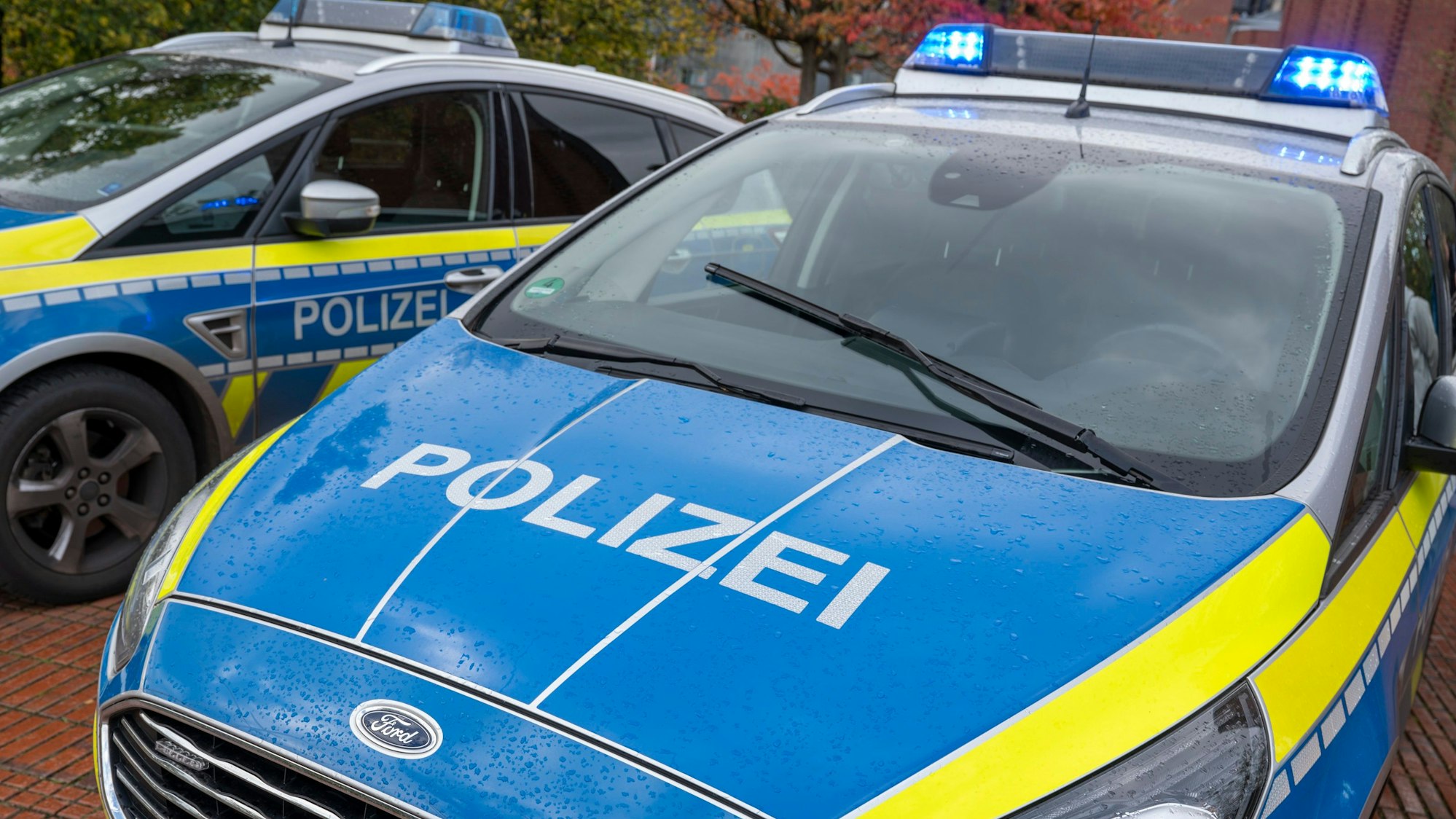 Zu sehen sind Einsatzfahrzeuge der Kölner Polizei in der Seitenansicht.