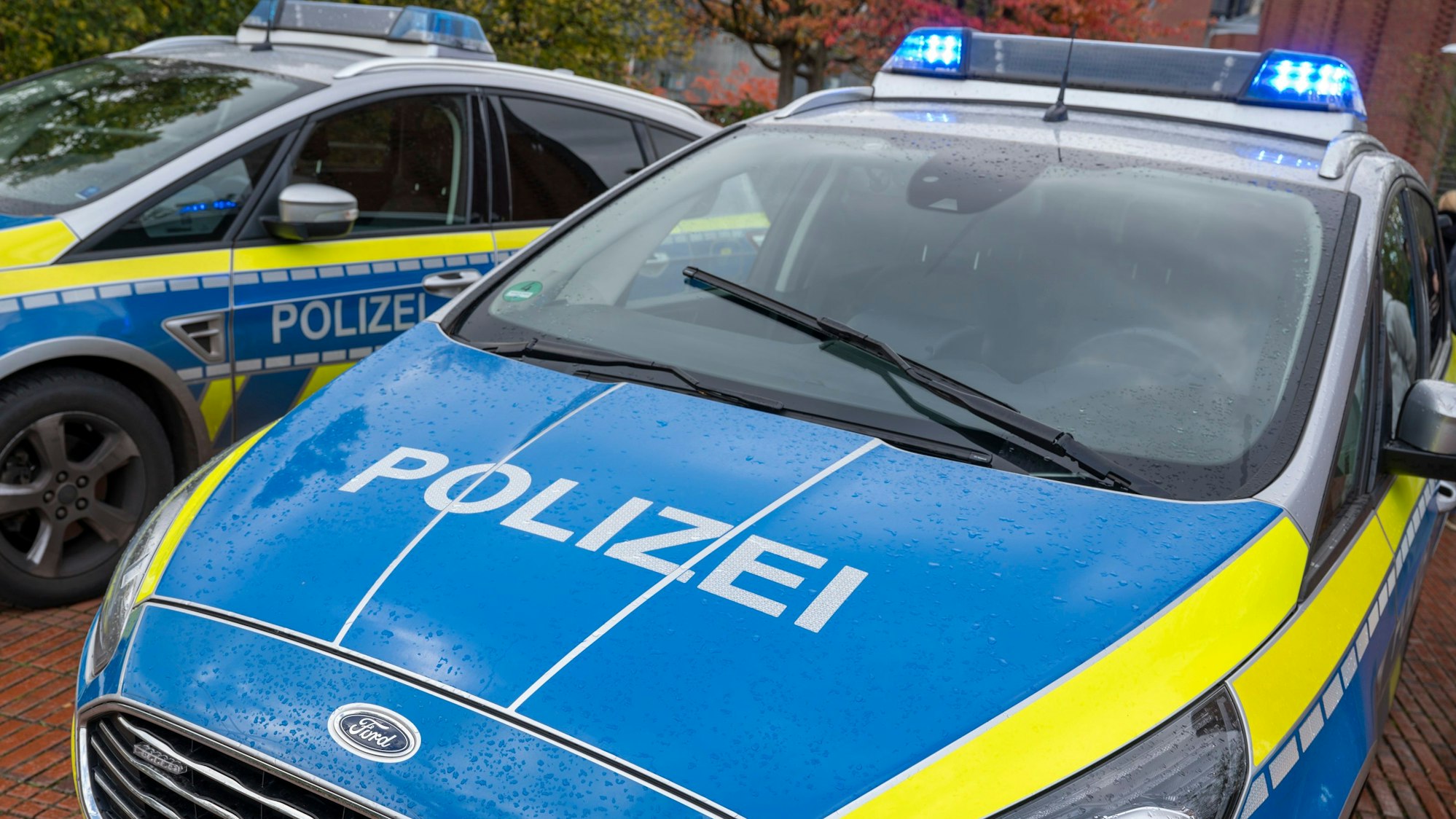 Zu sehen sind zwei Fahrzeuge der Kölner Polizei.