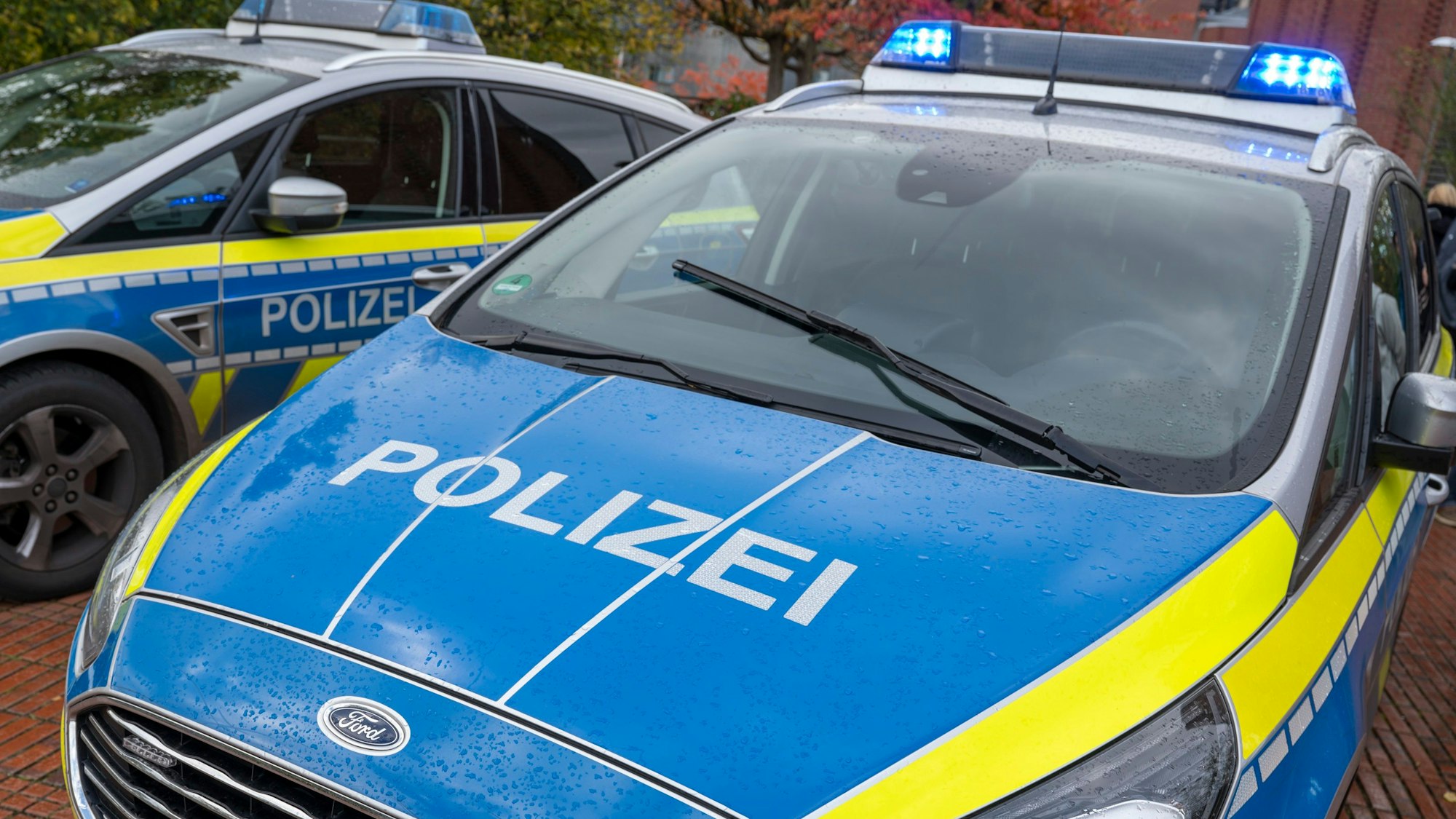 Zu sehen sind zwei Fahrzeuge der Kölner Polizei.