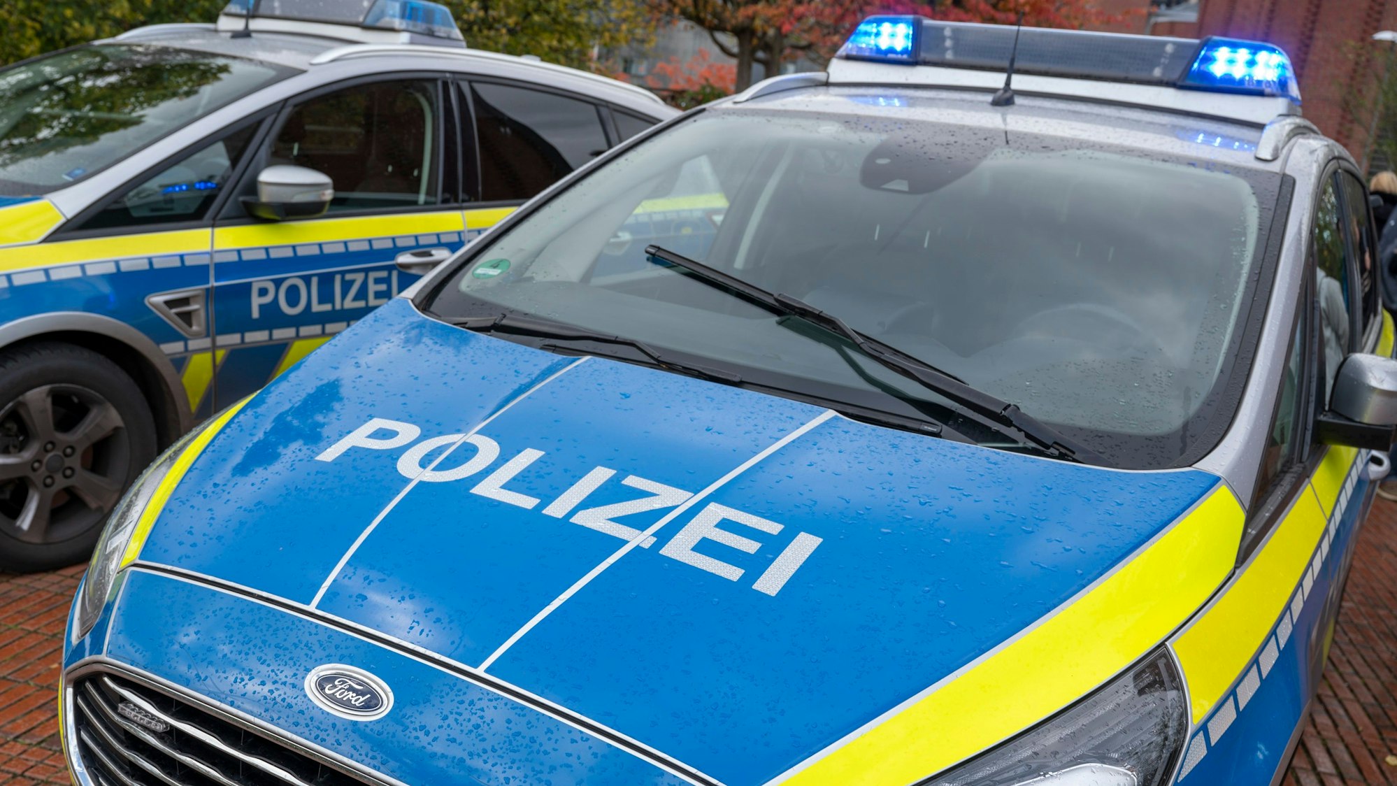 Zu sehen sind zwei Einsatzfahrzeuge der Kölner Polizei in der Vorderansicht.