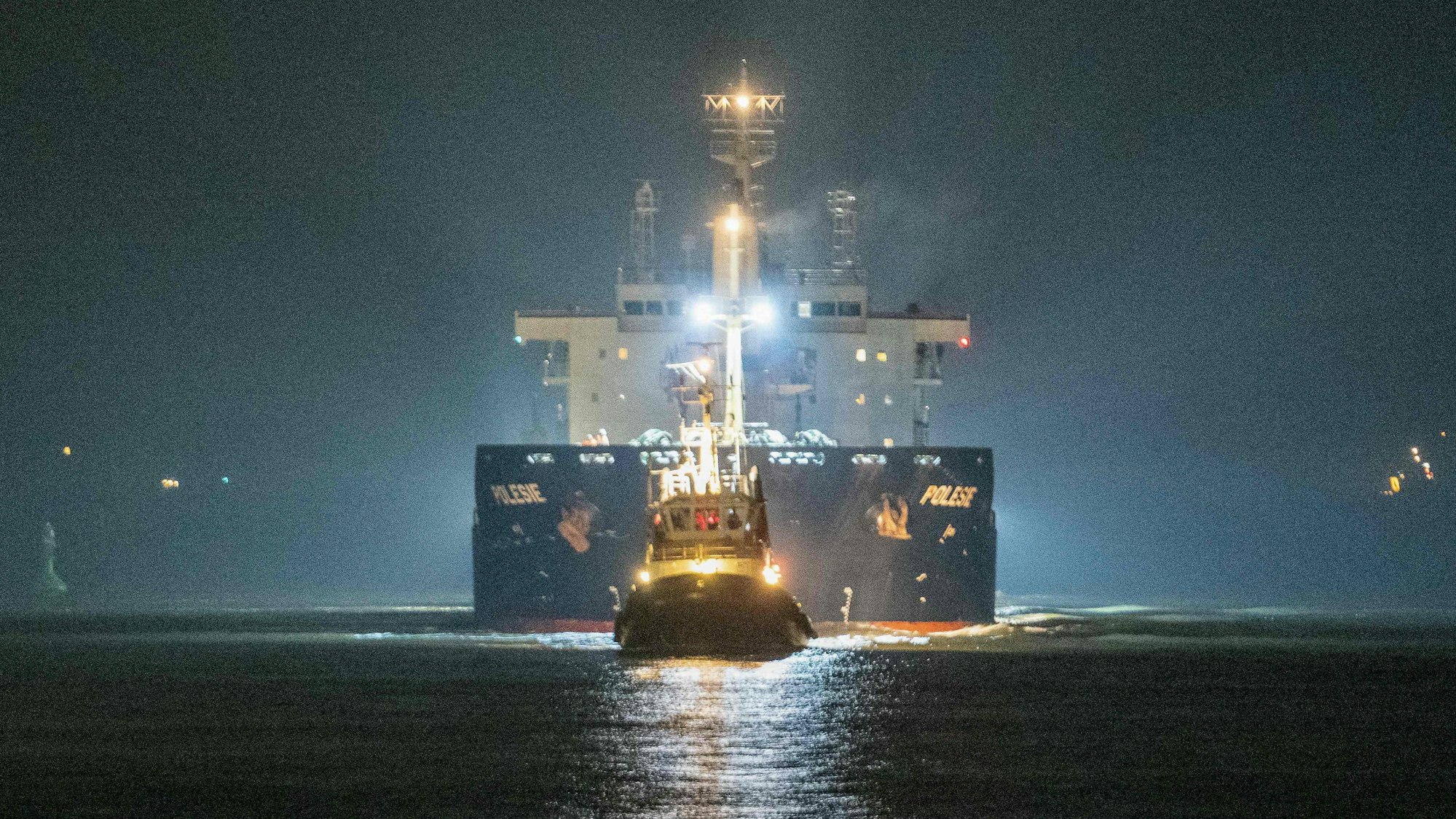 Das britische Frachtschiff „Verity“ ist vor der deutschen Nordseeinsel Helgoland mit dem Schiff „Polesie“ zusammengestoßen. Bei der Kollision starb der Kapitän der „Verity“, zwei Seeleute konnten von den Einsatzkräften gerettet werden.