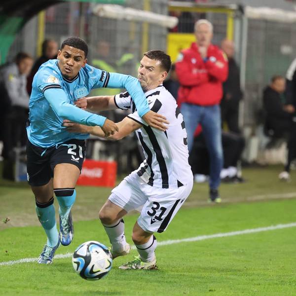 01.11.2023, Baden-Württemberg, Sandhausen: Fußball, DFB-Pokal, SV Sandhausen - Bayer Leverkusen, 2. Runde, BWT-Stadion am Hardtwald: Leverkusens Amine Adli (l) und Sandhausens Jonas Weik in Aktion. Foto: Jörg Halisch/dpa - WICHTIGER HINWEIS: Gemäß den Vorgaben der DFL Deutsche Fußball Liga bzw. des DFB Deutscher Fußball-Bund ist es untersagt, in dem Stadion und/oder vom Spiel angefertigte Fotoaufnahmen in Form von Sequenzbildern und/oder videoähnlichen Fotostrecken zu verwerten bzw. verwerten zu lassen. +++ dpa-Bildfunk +++