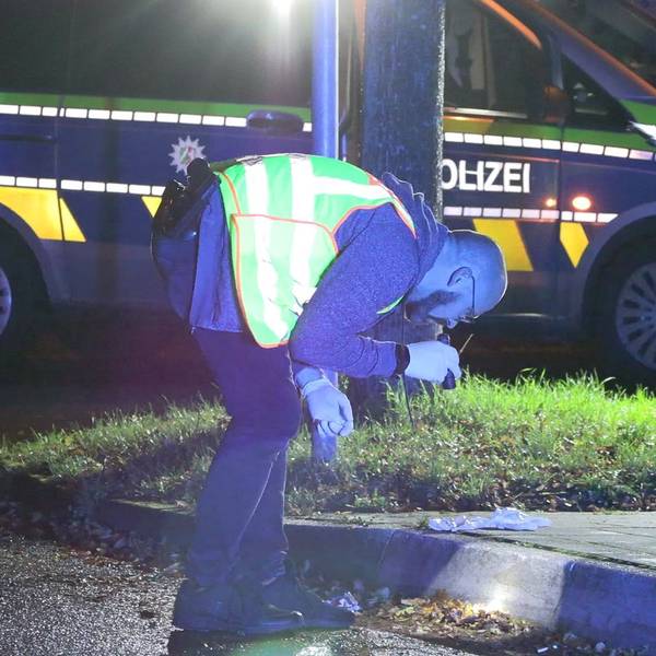 Ermittler untersuchen die Spuren nach den Polizeischüssen auf einen 16-Jährigen in der Döbrabergstraße in Köln-Blumenberg.