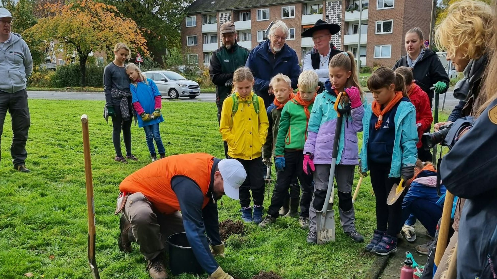 Rund 50 Naturschützer haben im November 33.000 Hyaznithen- und Krokus-Zwiebeln für ein blaues Band gesetzt.