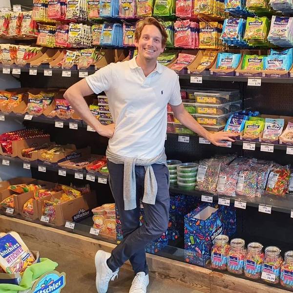 Hitschies-Geschäftsführer Philip Hitschler-Becker vor einem Supermarktregal mitsamt seinen Produkten.