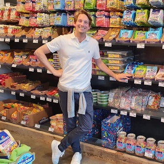 Hitschies-Geschäftsführer Philip Hitschler-Becker vor einem Supermarktregal mitsamt seinen Produkten.