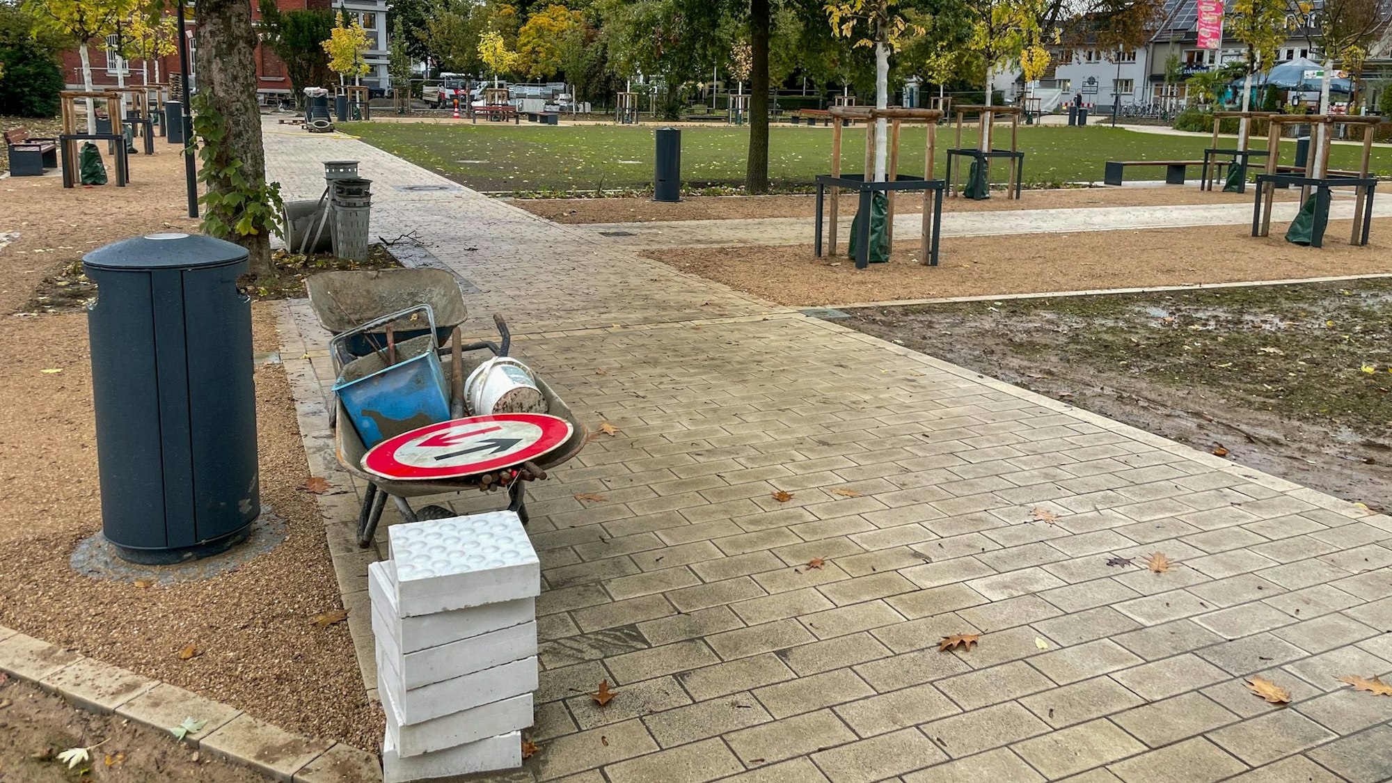 Die Rasenfläche in der Mitte bleibt noch etwas länger gesperrt.