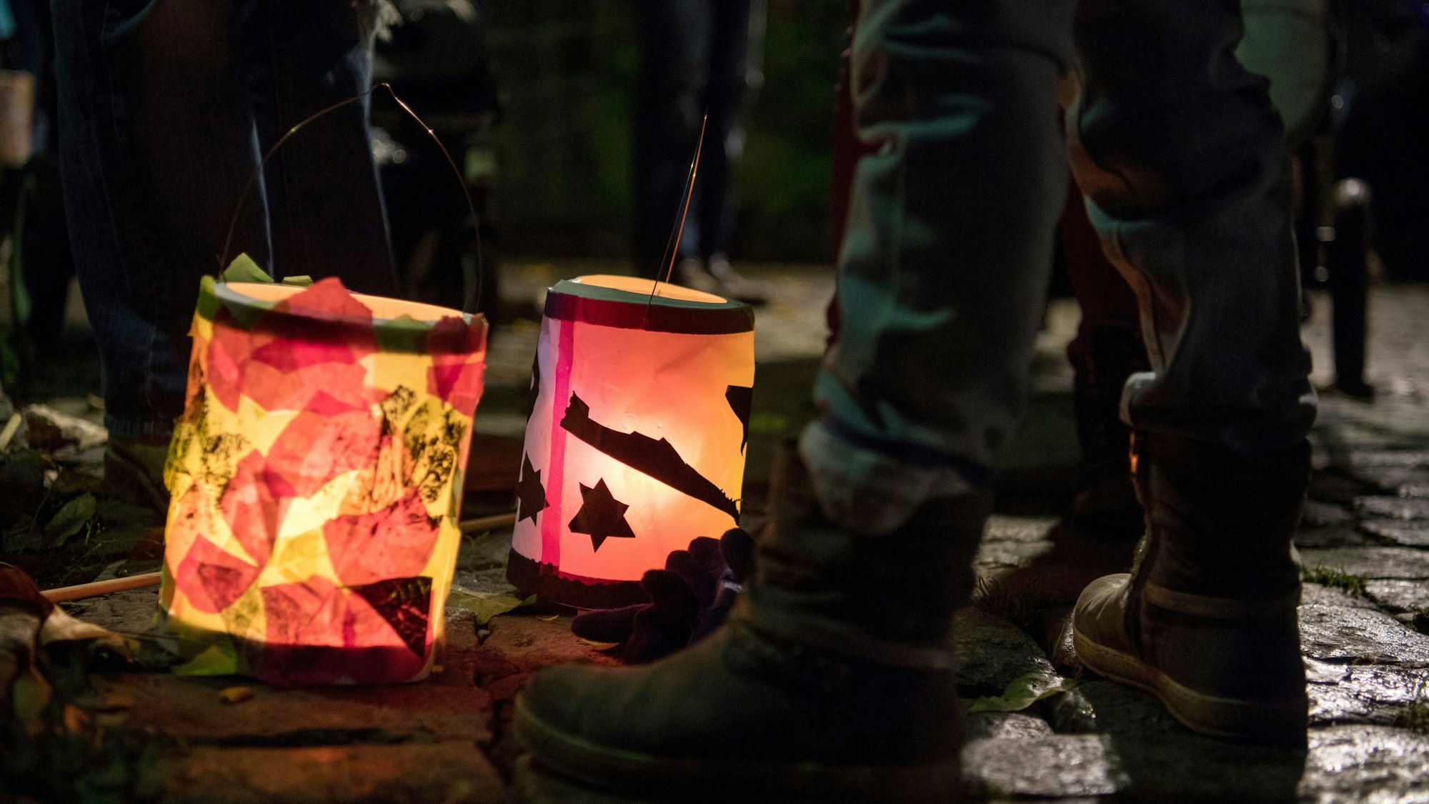 Laternen stehen während eines Martinsumzug auf dem Boden.