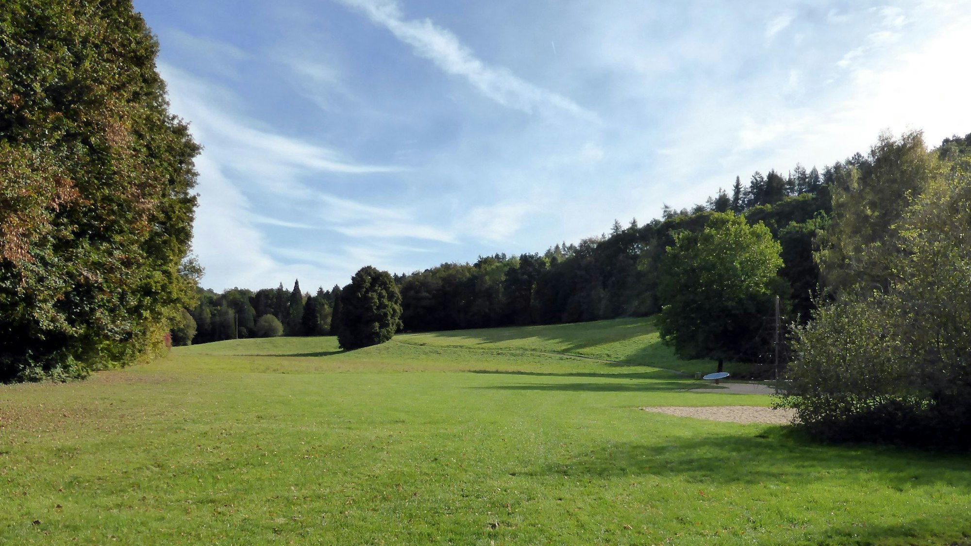 Weite Wiesen und schöne Wälder warten im Schleidbachtal