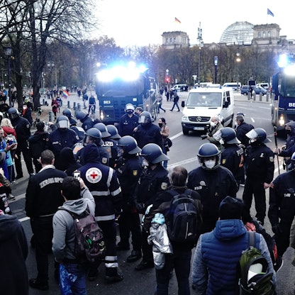 In der Corona-Pandemie demonstrierten tausende Menschen gegen die Politik. Eine WSI-Studie sieht auch wachsende Armut als einen wesentlichen Faktor für die Demokratie-Gefährdung. (Archivbild)