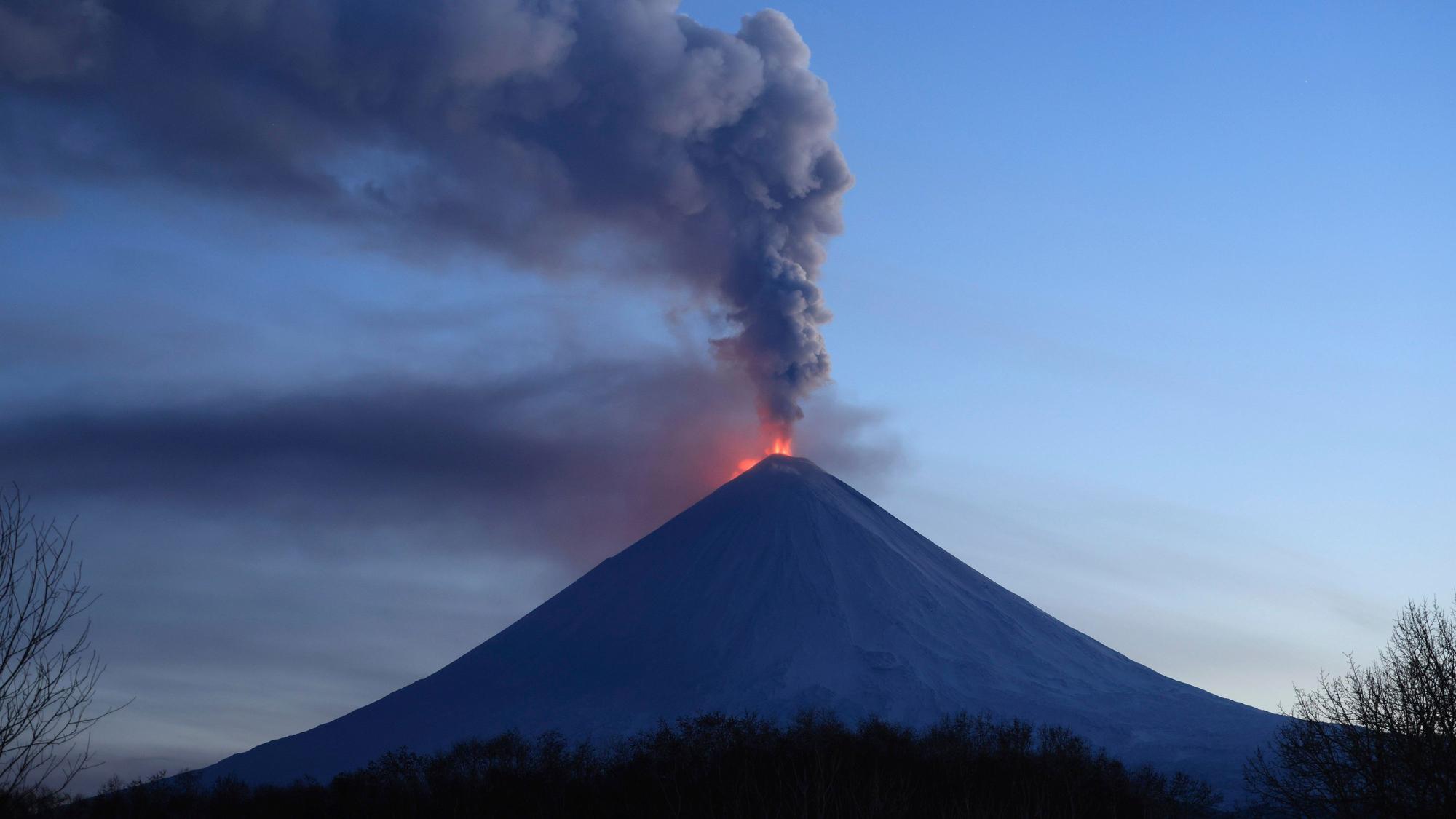 Der Kljutschewskoi-Vulkan bricht am Morgen auf der russischen Halbinsel Kamtschatka aus. Über dem Vulkan bildet sich eine 14 Kilometer hohe Rauchsäule.