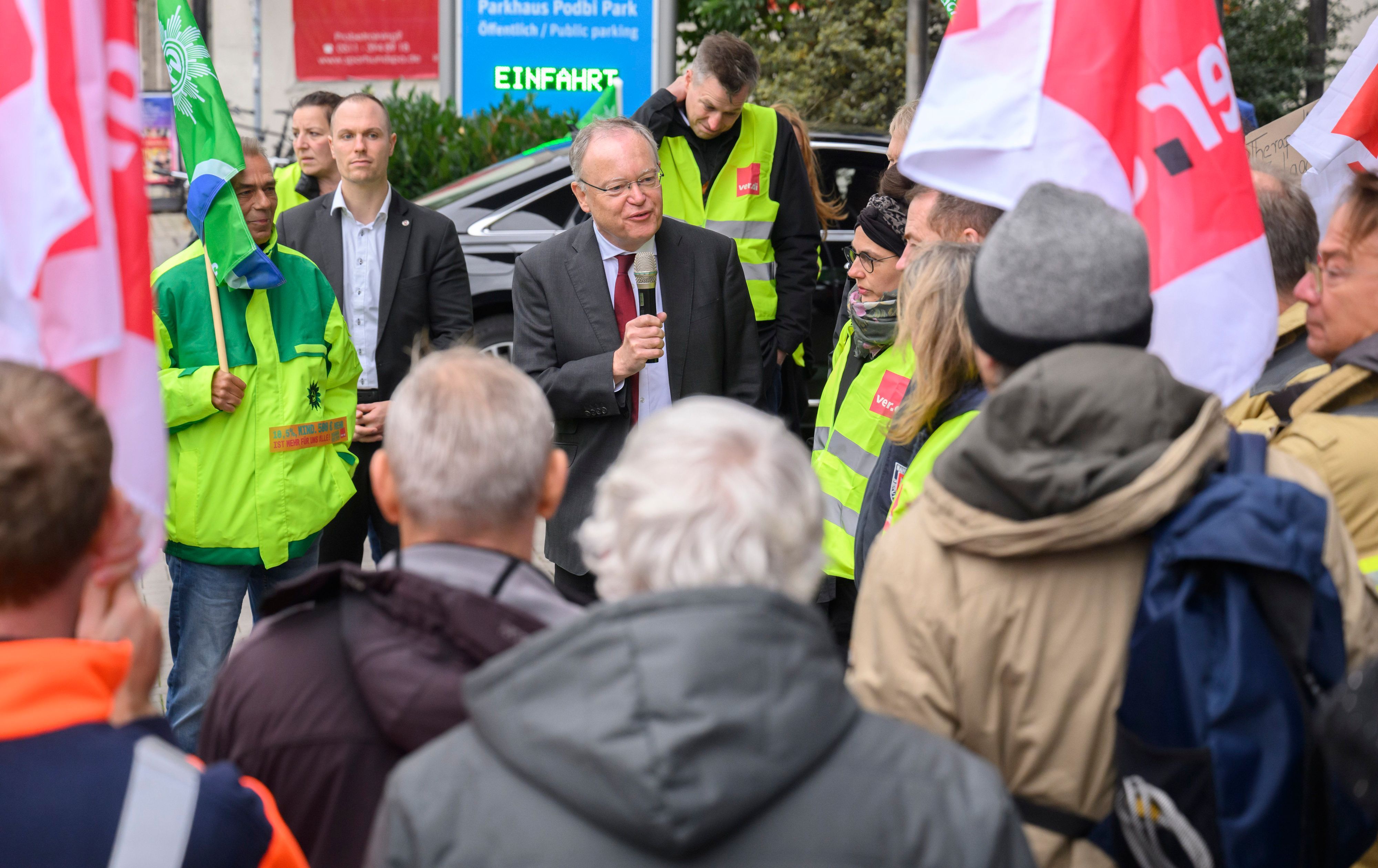 Hannover: Stephan Weil (M, SPD), Ministerpräsident Niedersachsen, spricht vor der 5. Niedersächsischen Betriebs- und Personalrätekonferenz mit Gewerkschaftsvertretern.
