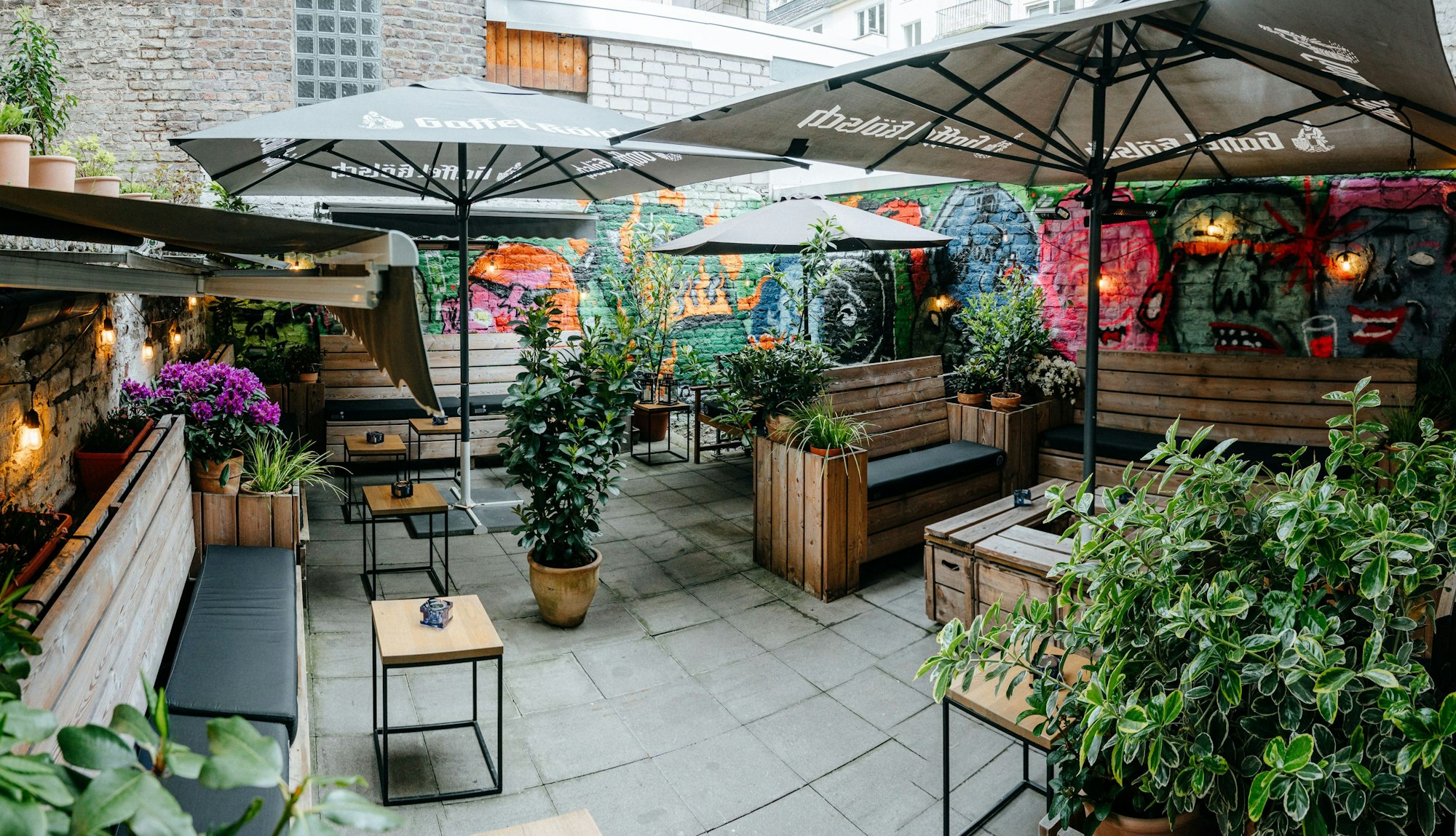 Innen- und Außenansicht der Cocktail-Bar "Rosebud" in der Kölner Innenstadt Foto: Rosebud/Niels Freidel