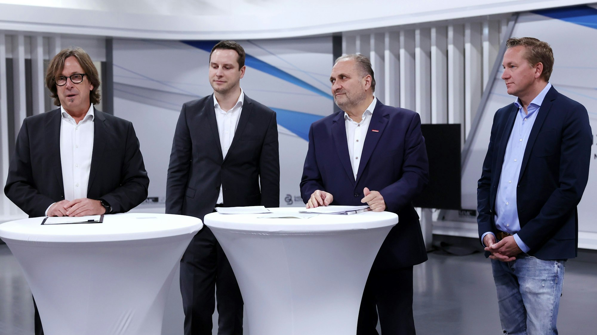 02.11.2023
Köln:
Die Agentur für Arbeit zieht gemeinsam mit Handwerkskammer und IHK Bilanz zum diesjährigen Ausbildungsjahr in den MMC Studios.
Johannes Klapper, Vorsitzender der Geschäftsführung der Kölner Agentur für Arbeit
- Johannes Juszczak, Leiter des Bereichs Vertragsmanagement und Bildungshotline der IHK Köln
- Hans Peter Wollseifer, Präsident der Kölner Handwerkskammer
- Nico Roden, Geschäftsführer MMC Studios
Foto: Martina Goyert