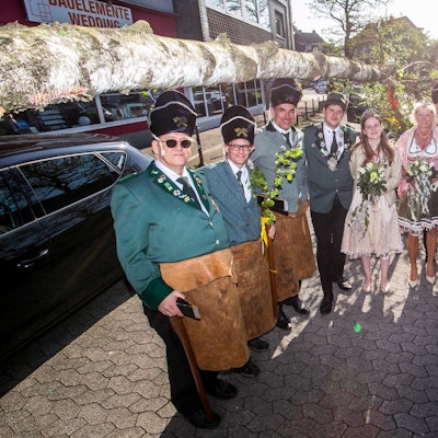 Die Pioniere der Wipperfürther Schützen mit dem Maibaum am Kölner Tor-Platz.