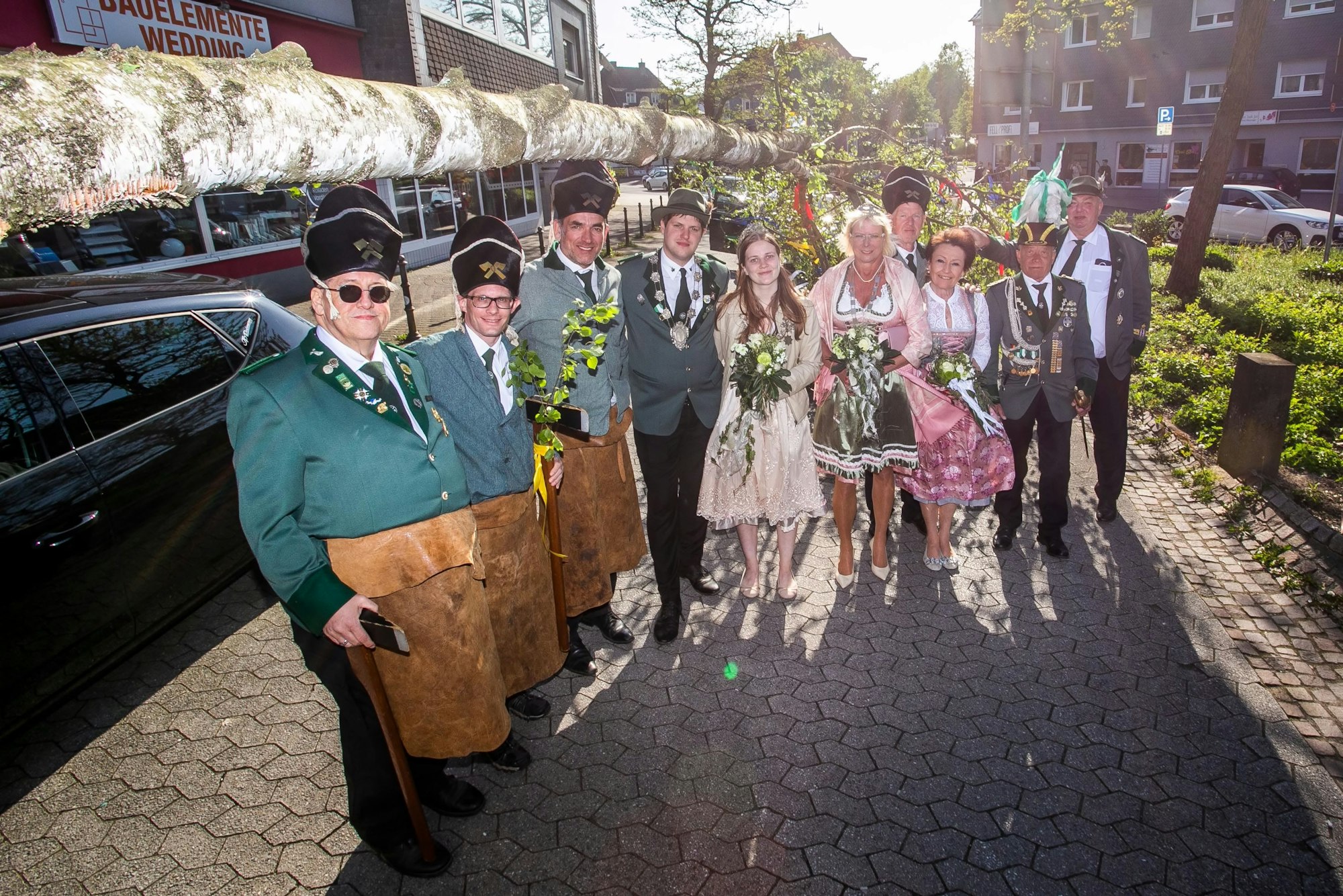 Die Pioniere der Wipperfürther Schützen mit dem Maibaum am Kölner Tor-Platz.