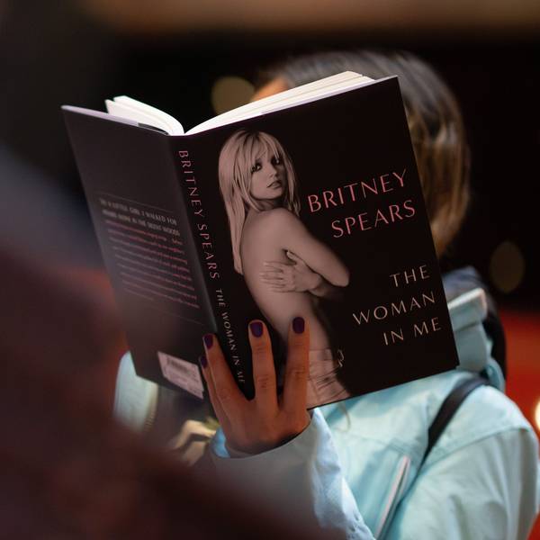 Auf dem Cover der gebundenen Ausgabe von Britney Spears Biografie ist die Sängerin mit freiem Oberkörper und verschränkten Armen von der Seite zu sehen.