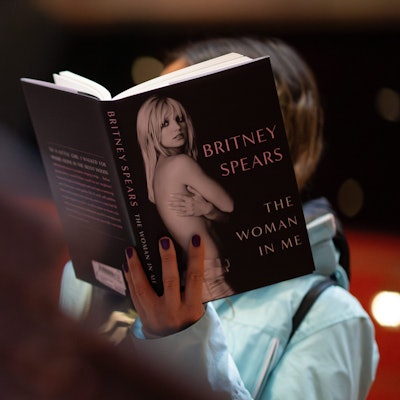 Auf dem Cover der gebundenen Ausgabe von Britney Spears Biografie ist die Sängerin mit freiem Oberkörper und verschränkten Armen von der Seite zu sehen.
