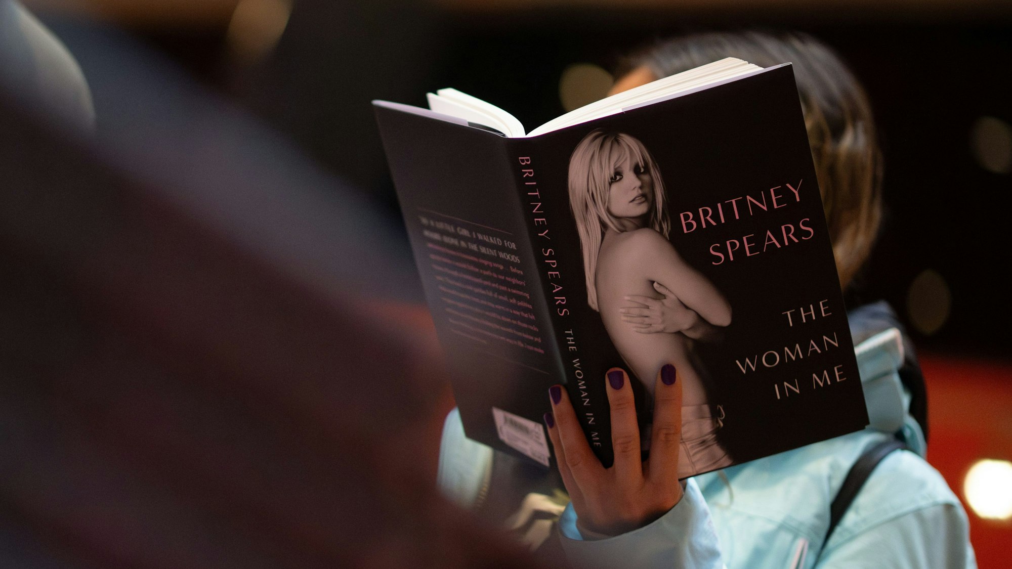 Auf dem Cover der gebundenen Ausgabe von Britney Spears Biografie ist die Sängerin mit freiem Oberkörper und verschränkten Armen von der Seite zu sehen.