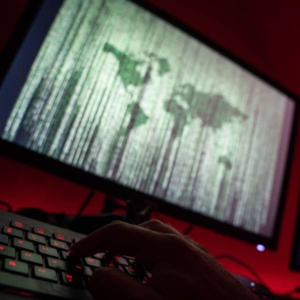 ILLUSTRATION - Ein Mann sitzt am Rechner und tippt auf einer Tastatur. Am 27.07.2020 findet im bayerischen Justizministerium in München eine Pk zur Zusammenarbeit der bayerischen Zentralstelle Cybercrime mit der niederländischen Forschungsgesellschaft TNO statt.