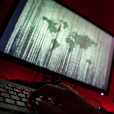 ILLUSTRATION - Ein Mann sitzt am Rechner und tippt auf einer Tastatur. Am 27.07.2020 findet im bayerischen Justizministerium in München eine Pk zur Zusammenarbeit der bayerischen Zentralstelle Cybercrime mit der niederländischen Forschungsgesellschaft TNO statt.