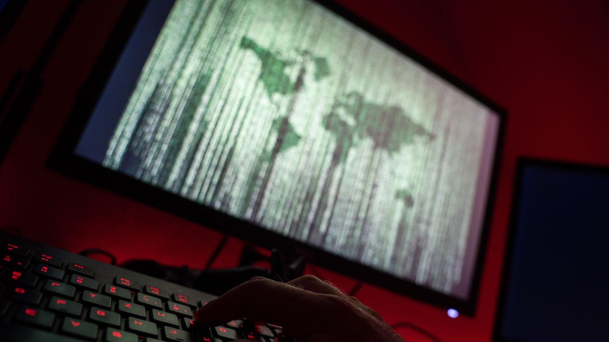 ILLUSTRATION - Ein Mann sitzt am Rechner und tippt auf einer Tastatur. Am 27.07.2020 findet im bayerischen Justizministerium in München eine Pk zur Zusammenarbeit der bayerischen Zentralstelle Cybercrime mit der niederländischen Forschungsgesellschaft TNO statt.