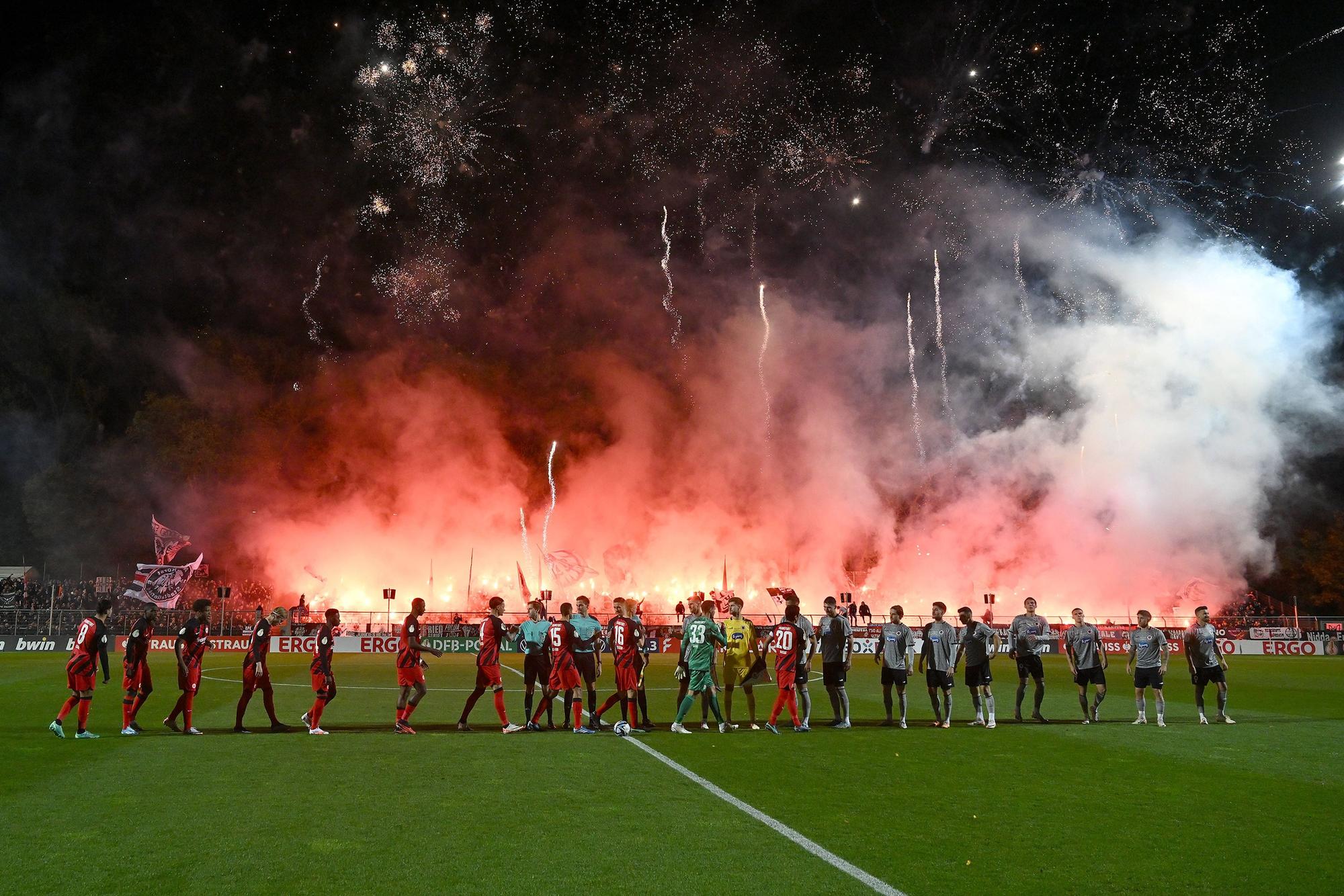 01.11.2023, xjhx, Fussball DFB Pokal 2.Runde, Viktoria Koeln - Eintracht Frankfurt emspor, v.l. Fans Eintracht Frankfurt, Stimmung, Schals, Ultras zuenden Pyrotechnik, Bengalos, Rauch DFL/DFB REGULATIONS PROHIBIT ANY USE OF PHOTOGRAPHS as IMAGE SEQUENCES and/or QUASI-VIDEO Koeln *** 01 11 2023, xjhx, football DFB Pokal 2 round, Viktoria Koeln Eintracht Frankfurt emspor, v l fans Eintracht Frankfurt, mood, scarves, Ultras zuenden pyrotechnics, Bengalos, smoke DFL DFB REGULATES PROHIBIT ANY USE OF PHOTOGRAPHS as IMAGE SEQUENCES and or QUASI VIDEO Koeln